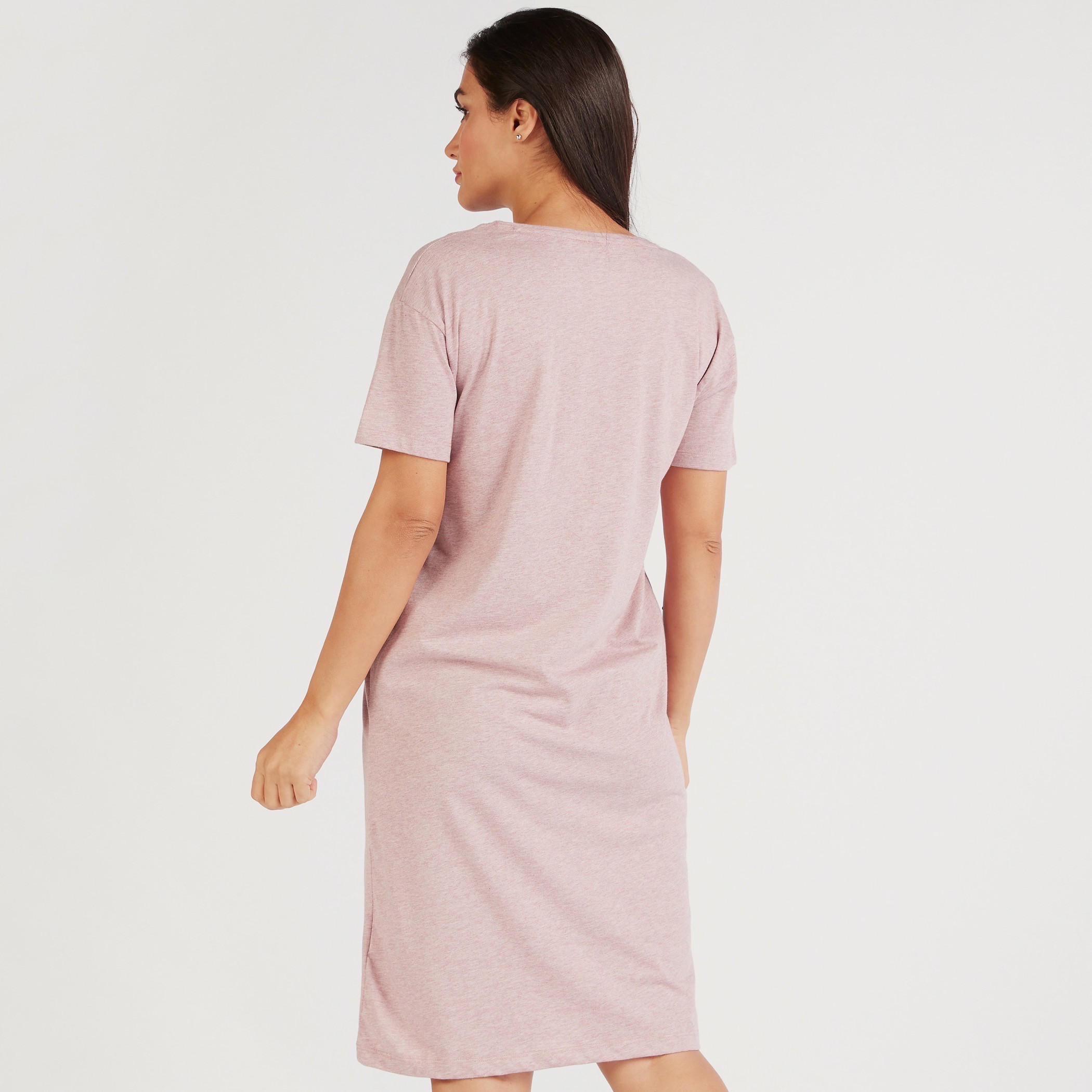 قميص نوم بياقة مستديرة وأكمام قصيرة وطبعات شعار-women-clothing-nightwear-nighties-image-4