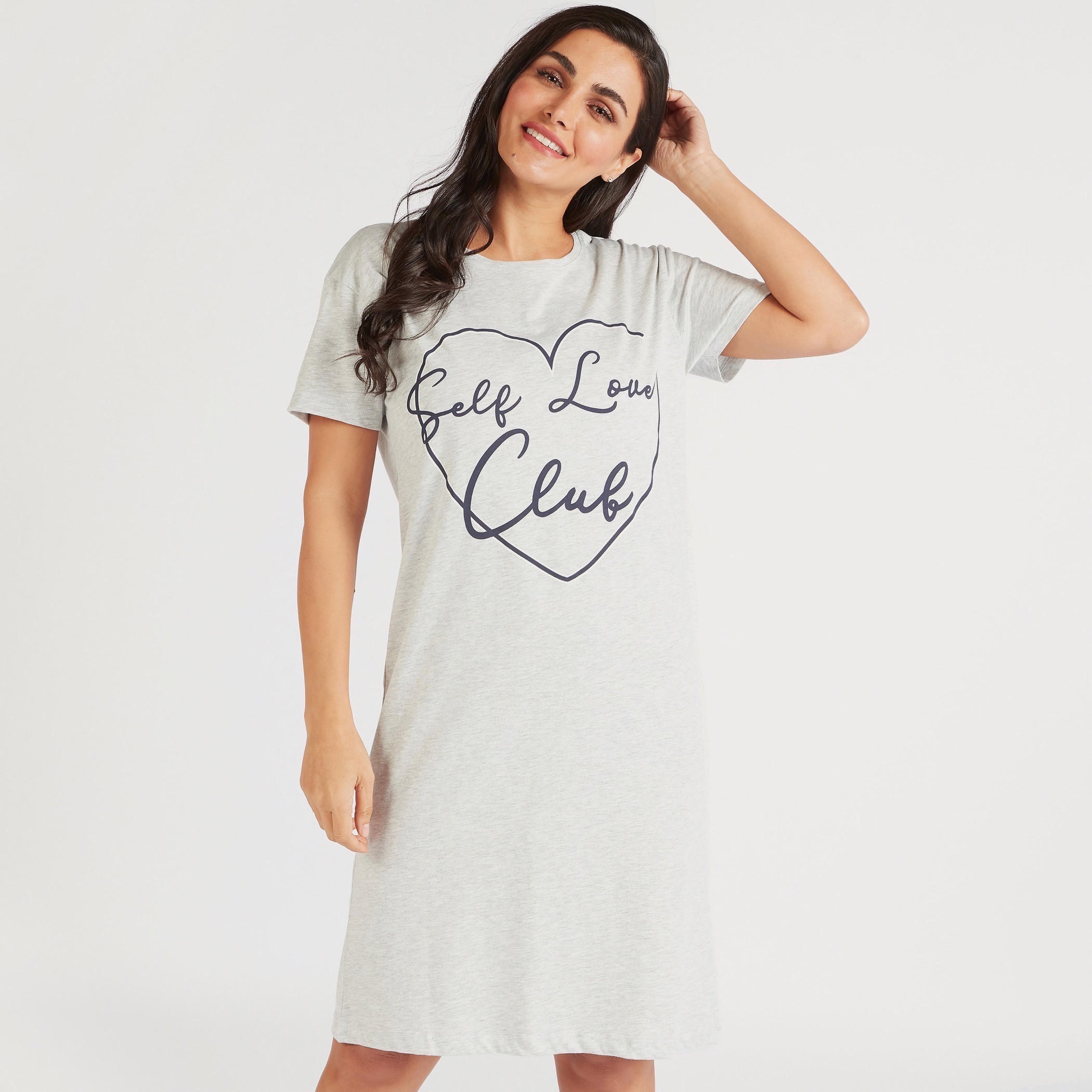 قميص نوم بطبعات شعار وياقة مستديرة وأكمام طويلة-women-clothing-nightwear-nighties-image-1