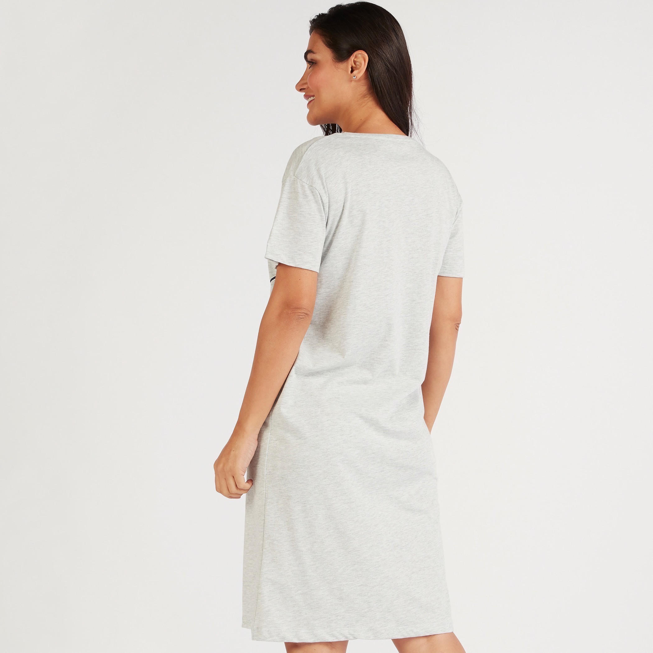قميص نوم بطبعات شعار وياقة مستديرة وأكمام طويلة-women-clothing-nightwear-nighties-image-4