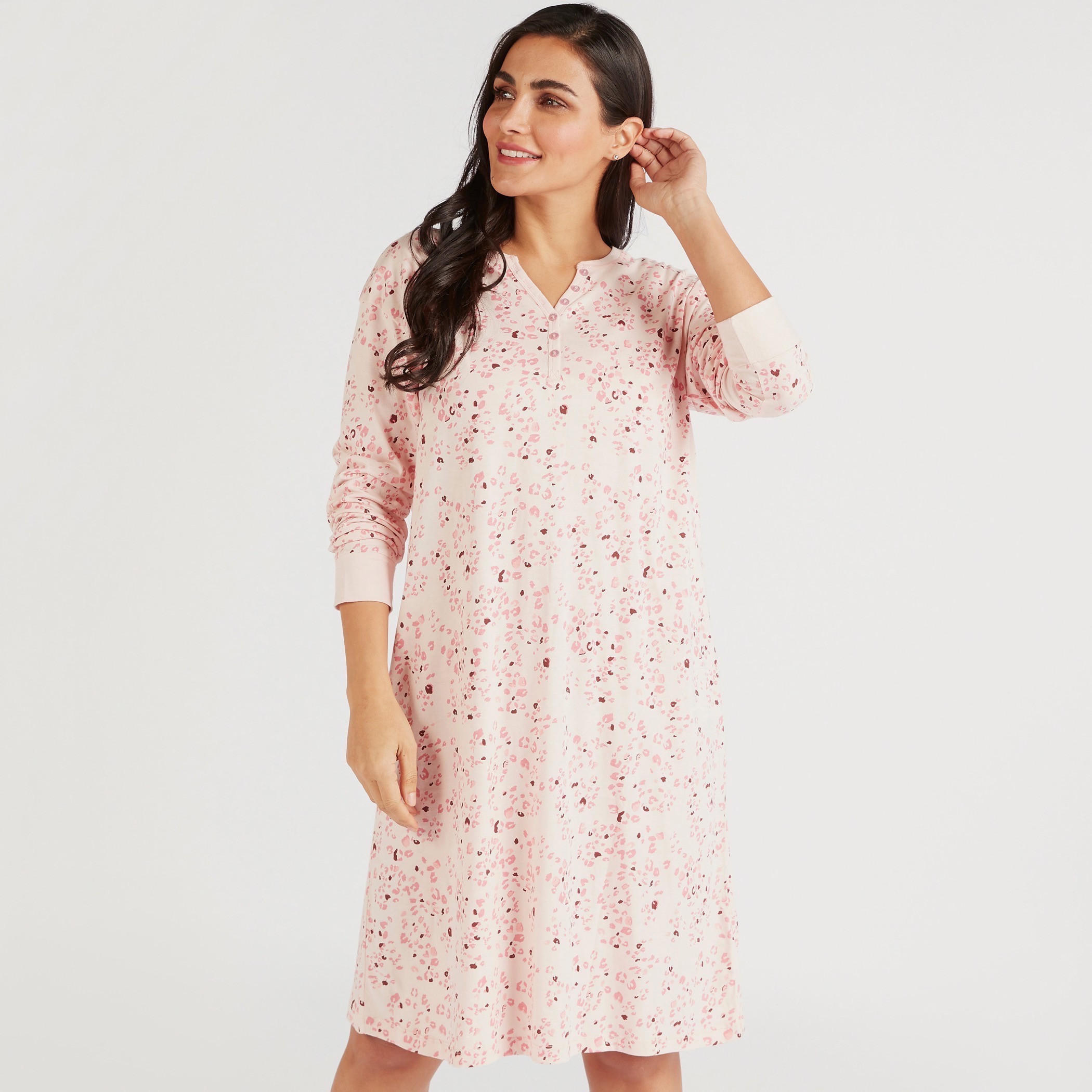 قميص نوم بطبعات أزهار وأكمام قصيرة وياقة مستديرة-women-clothing-nightwear-nighties-image-1