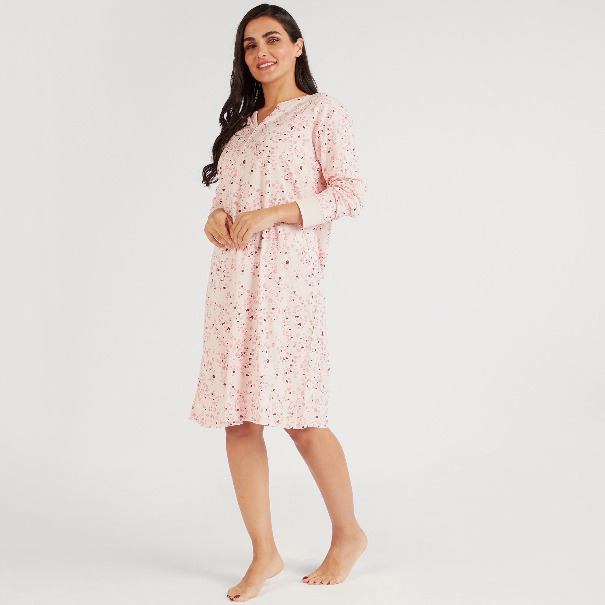 قميص نوم بطبعات أزهار وأكمام قصيرة وياقة مستديرة-women-clothing-nightwear-nighties-image-2