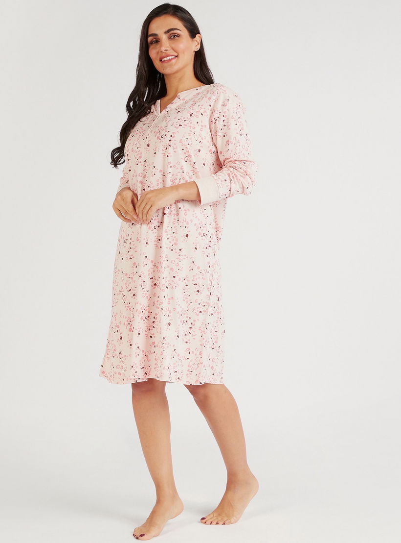 قميص نوم بطبعات أزهار وأكمام قصيرة وياقة مستديرة-women-clothing-nightwear-nighties-image-2