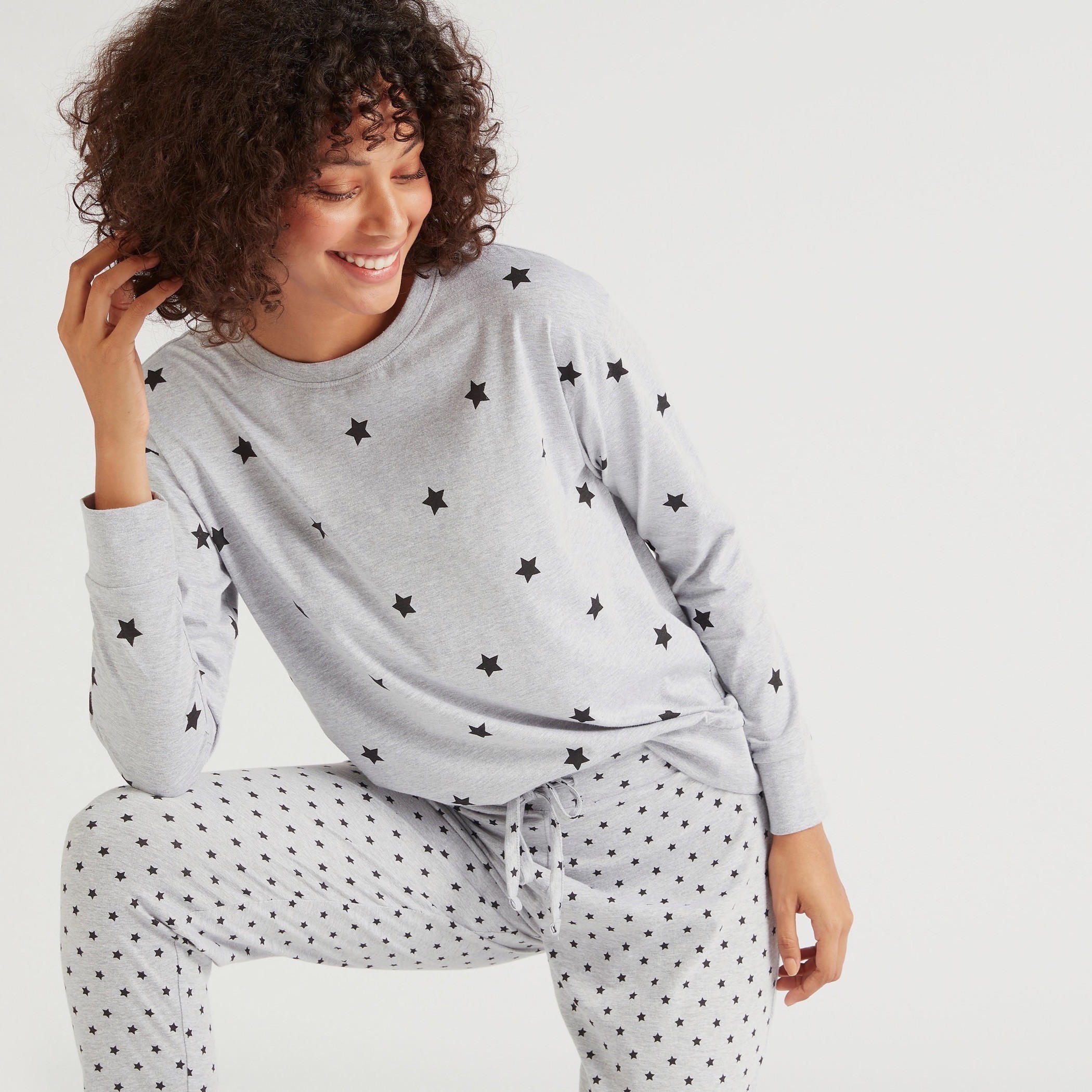 طقم بنطلون بيجاما وتيشيرت بطبعات نجوم-women-clothing-nightwear-pyjamas-longsets-image-1