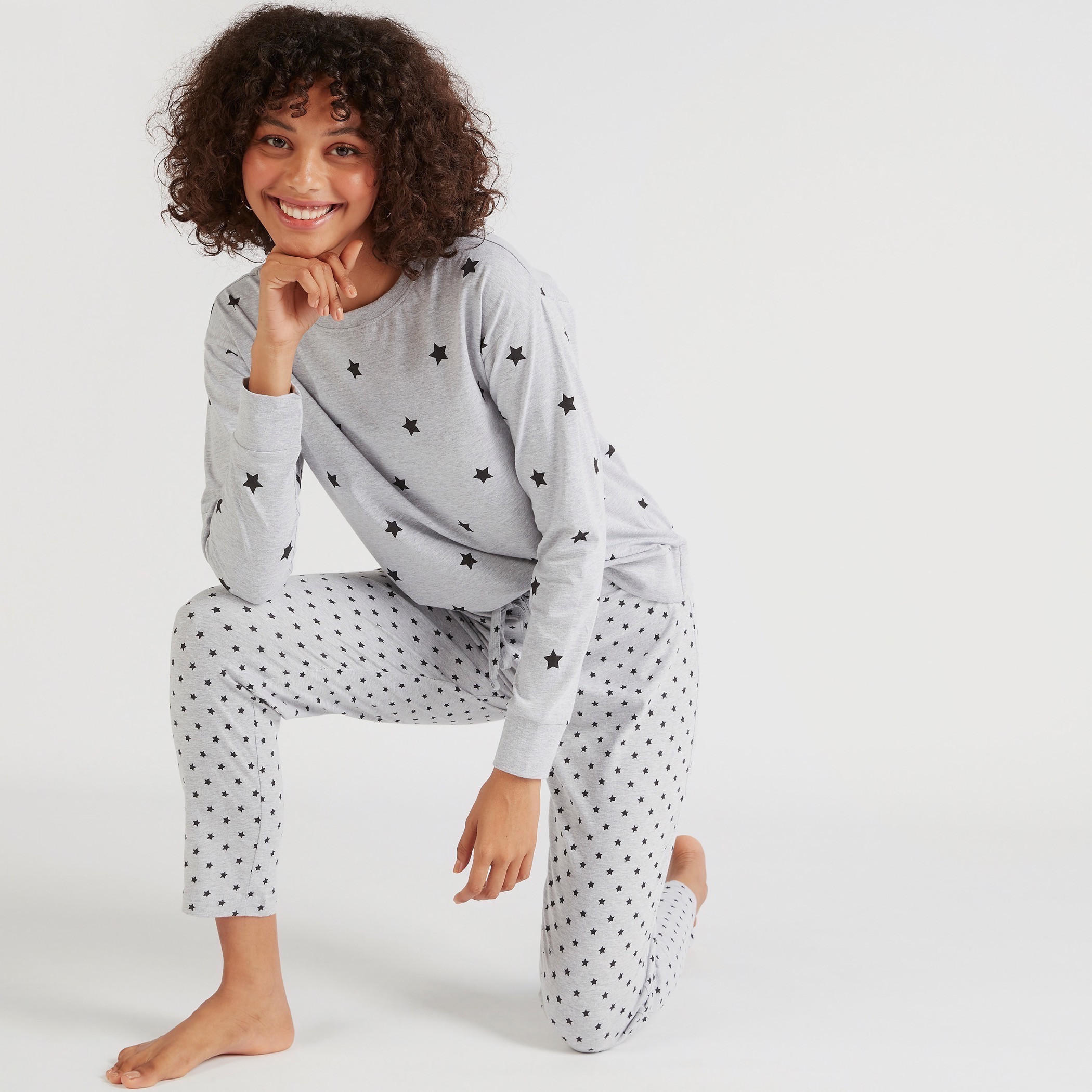 طقم بنطلون بيجاما وتيشيرت بطبعات نجوم-women-clothing-nightwear-pyjamas-longsets-image-3