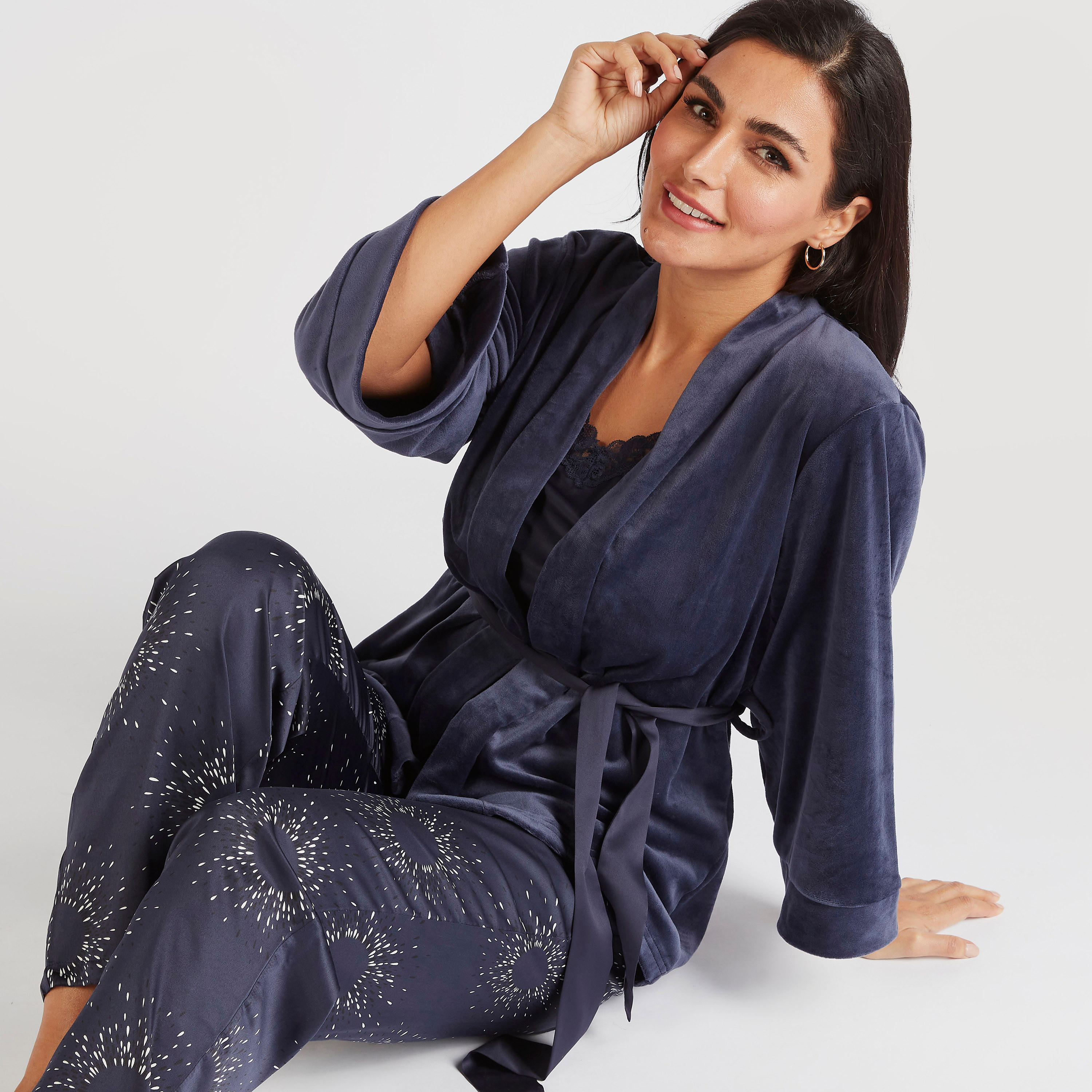 طقم بنطلون بيجاما وبلوزة بطبعات - 3 قطع-women-clothing-nightwear-pyjamas-longsets-image-3