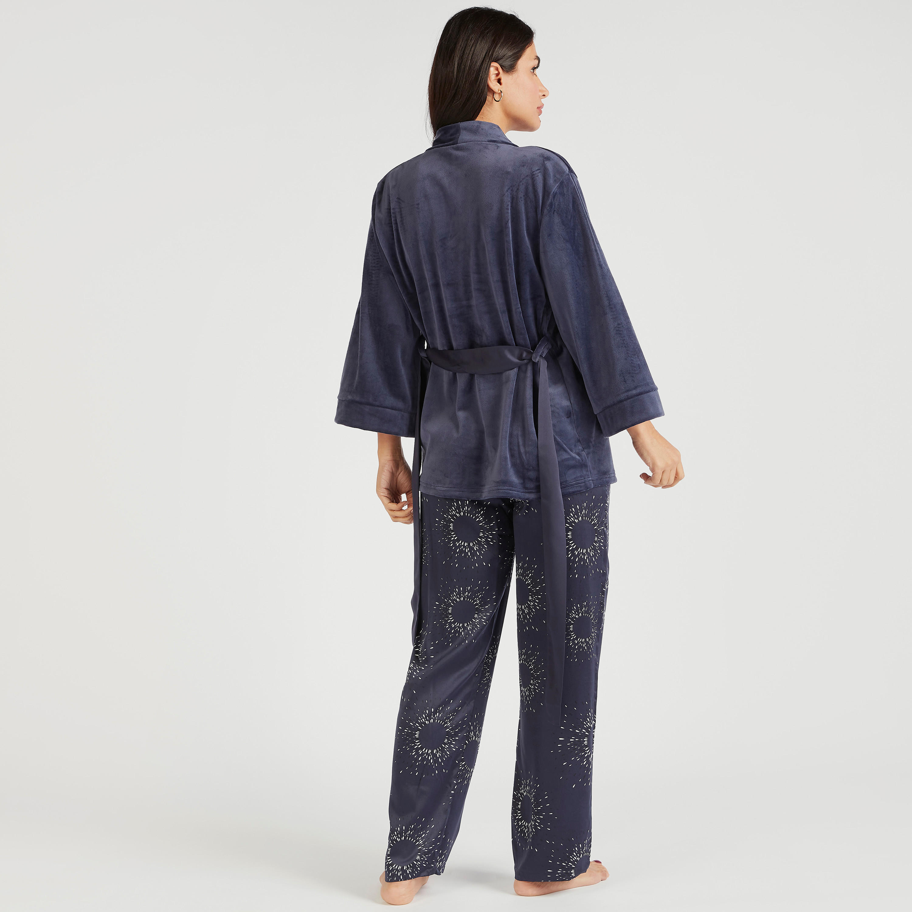 طقم بنطلون بيجاما وبلوزة بطبعات - 3 قطع-women-clothing-nightwear-pyjamas-longsets-image-4