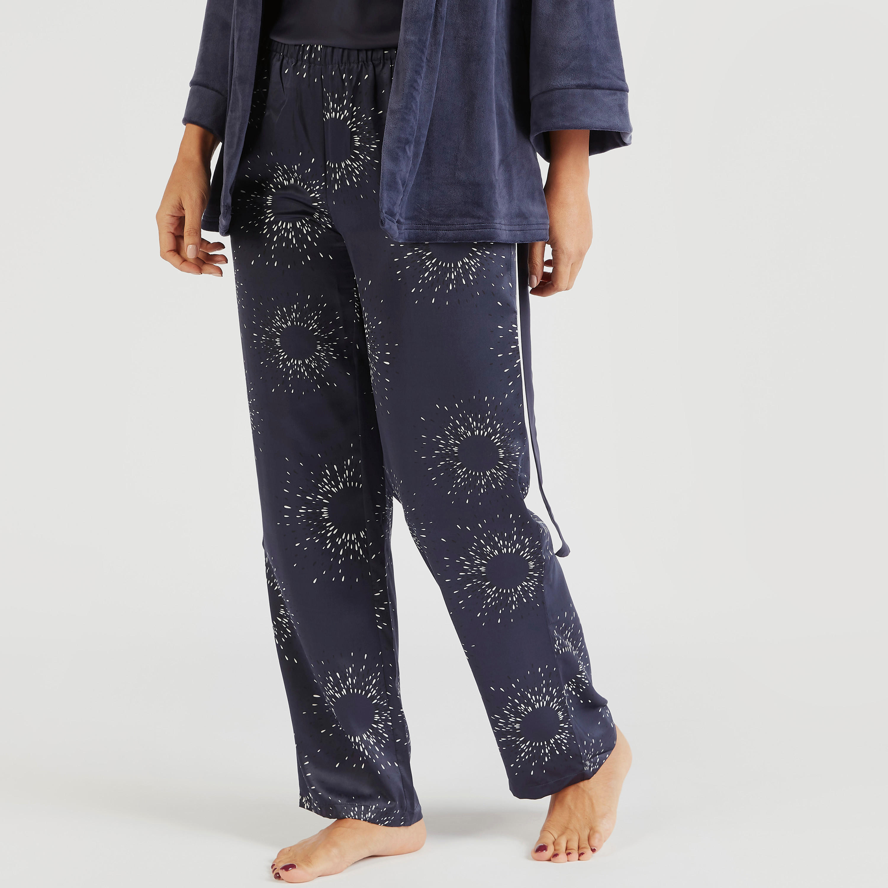 طقم بنطلون بيجاما وبلوزة بطبعات - 3 قطع-women-clothing-nightwear-pyjamas-longsets-image-5
