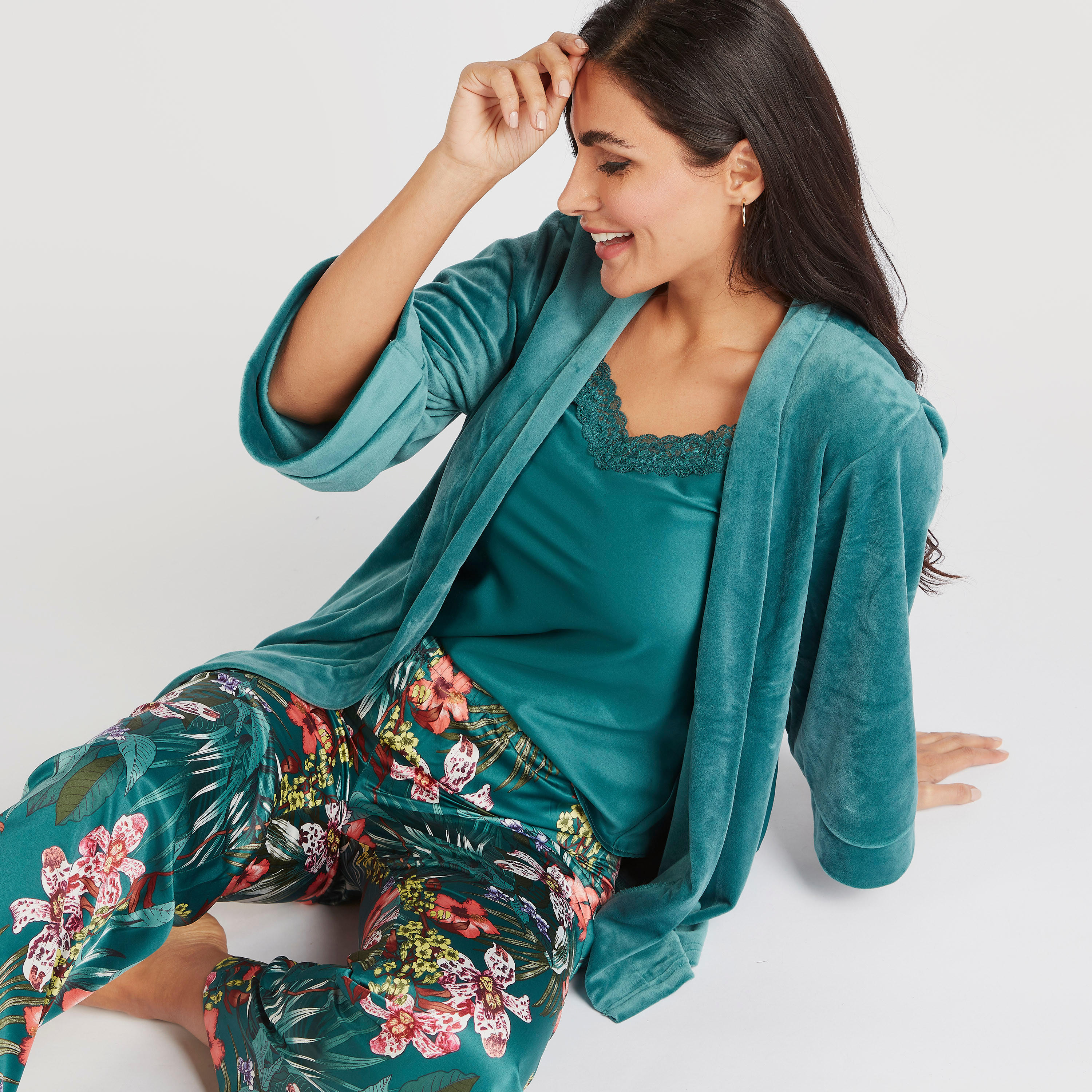 طقم بلوزة كامي بياقة v وقميص نوم بحزام وبنطلون بيجاما بطبعات-women-clothing-nightwear-pyjamas-longsets-image-1