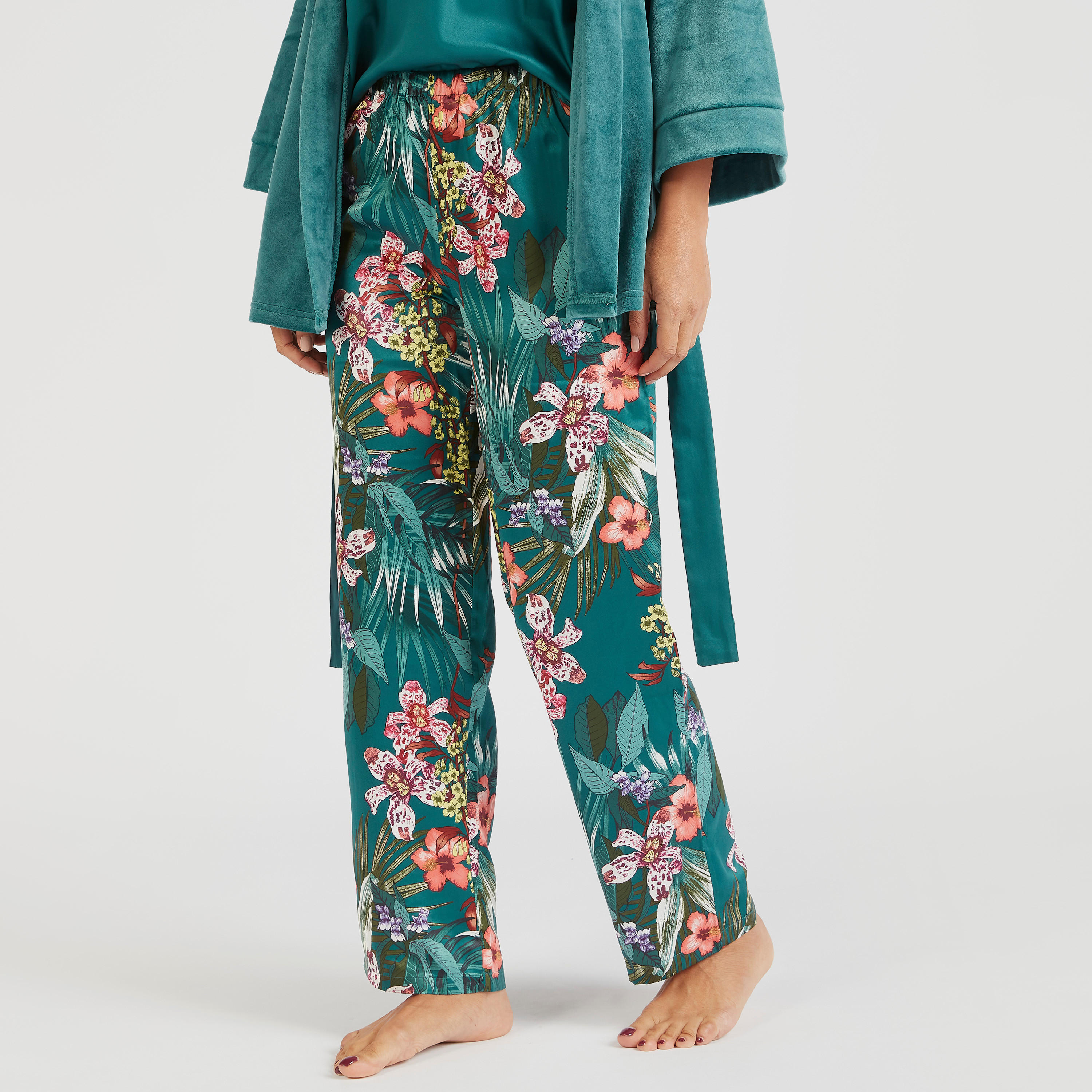 طقم بلوزة كامي بياقة v وقميص نوم بحزام وبنطلون بيجاما بطبعات-women-clothing-nightwear-pyjamas-longsets-image-5