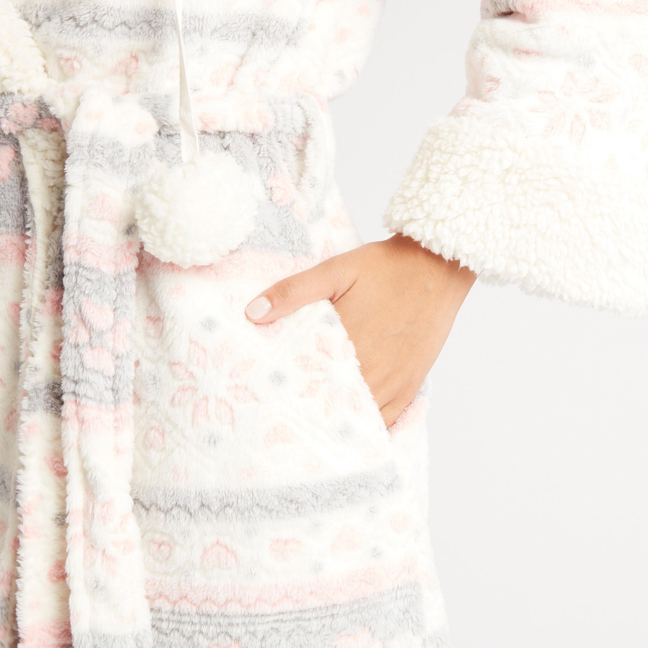 روب نوم بقبّعة وحزام وتفاصيل بوم بوم-women-clothing-nightwear-robes-image-7