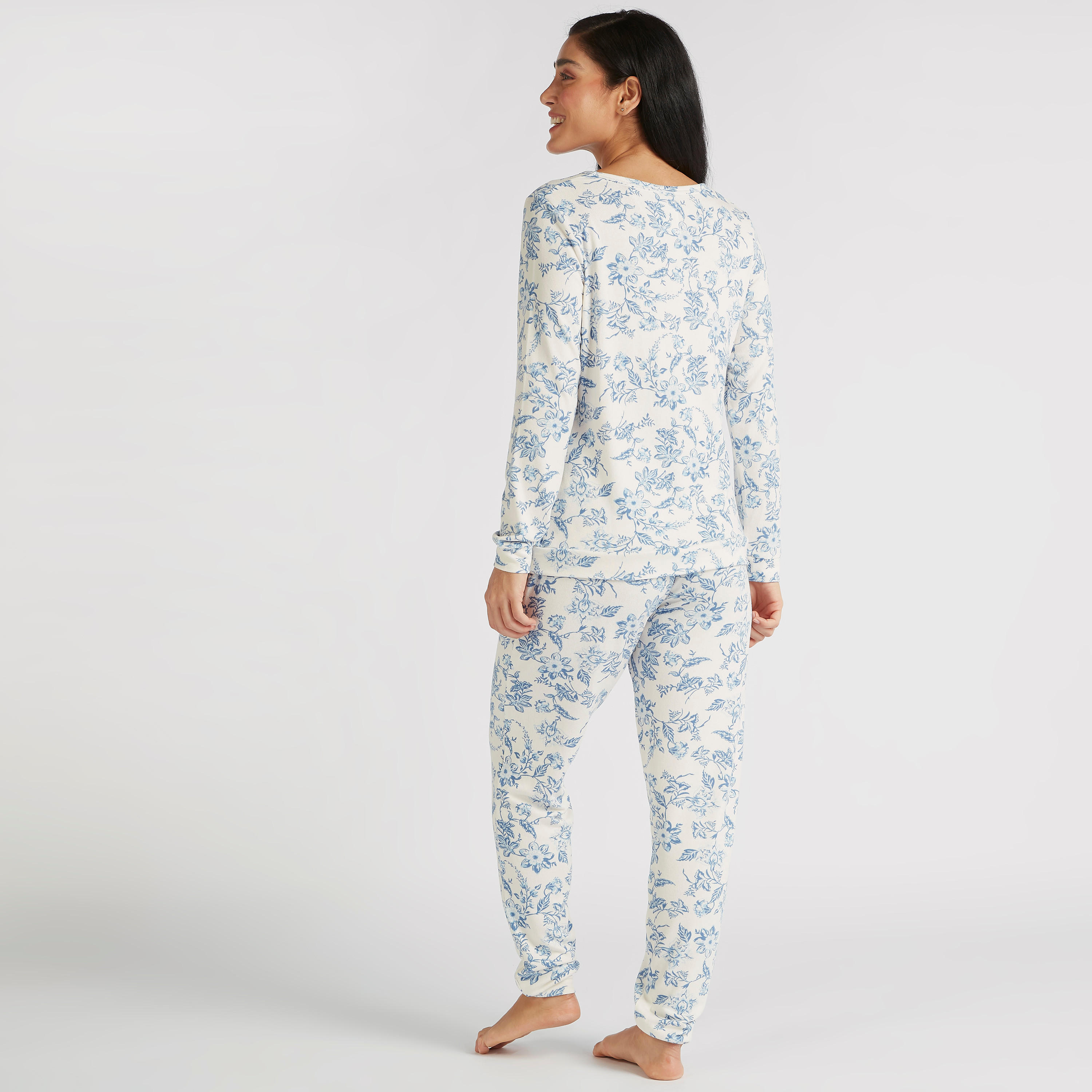 طقم بنطلون بيجاما طويل وتيشيرت بأكمام طويلة وطبعات-women-clothing-nightwear-pyjamas-longsets-image-4