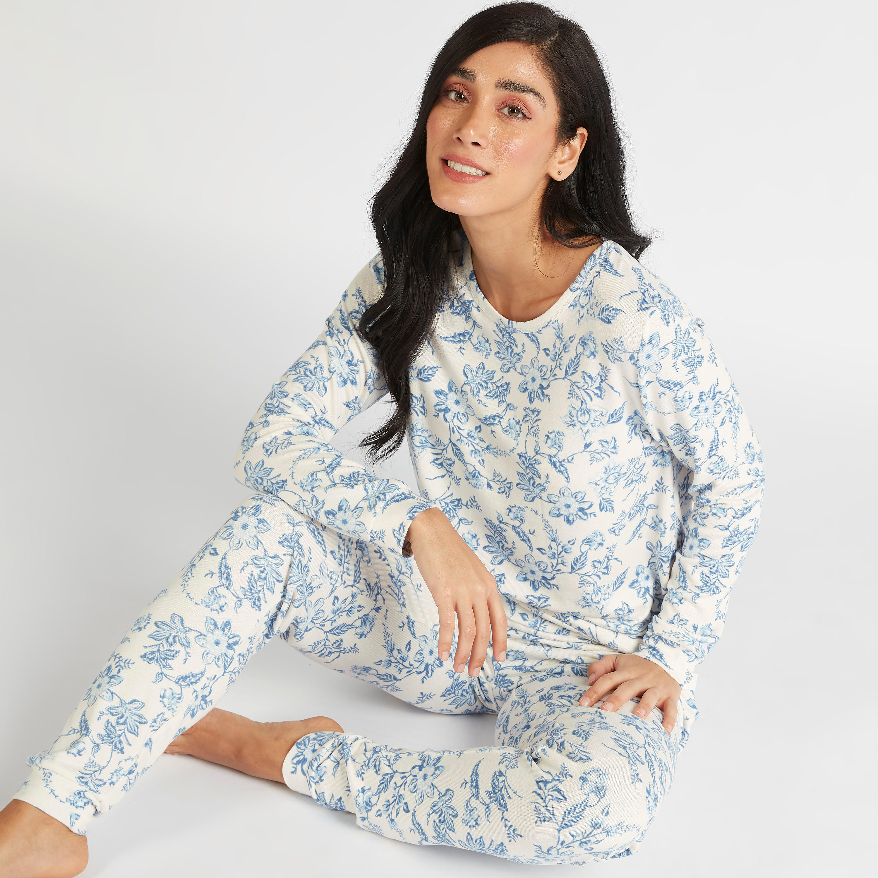 طقم بنطلون بيجاما طويل وتيشيرت بأكمام طويلة وطبعات-women-clothing-nightwear-pyjamas-longsets-image-3