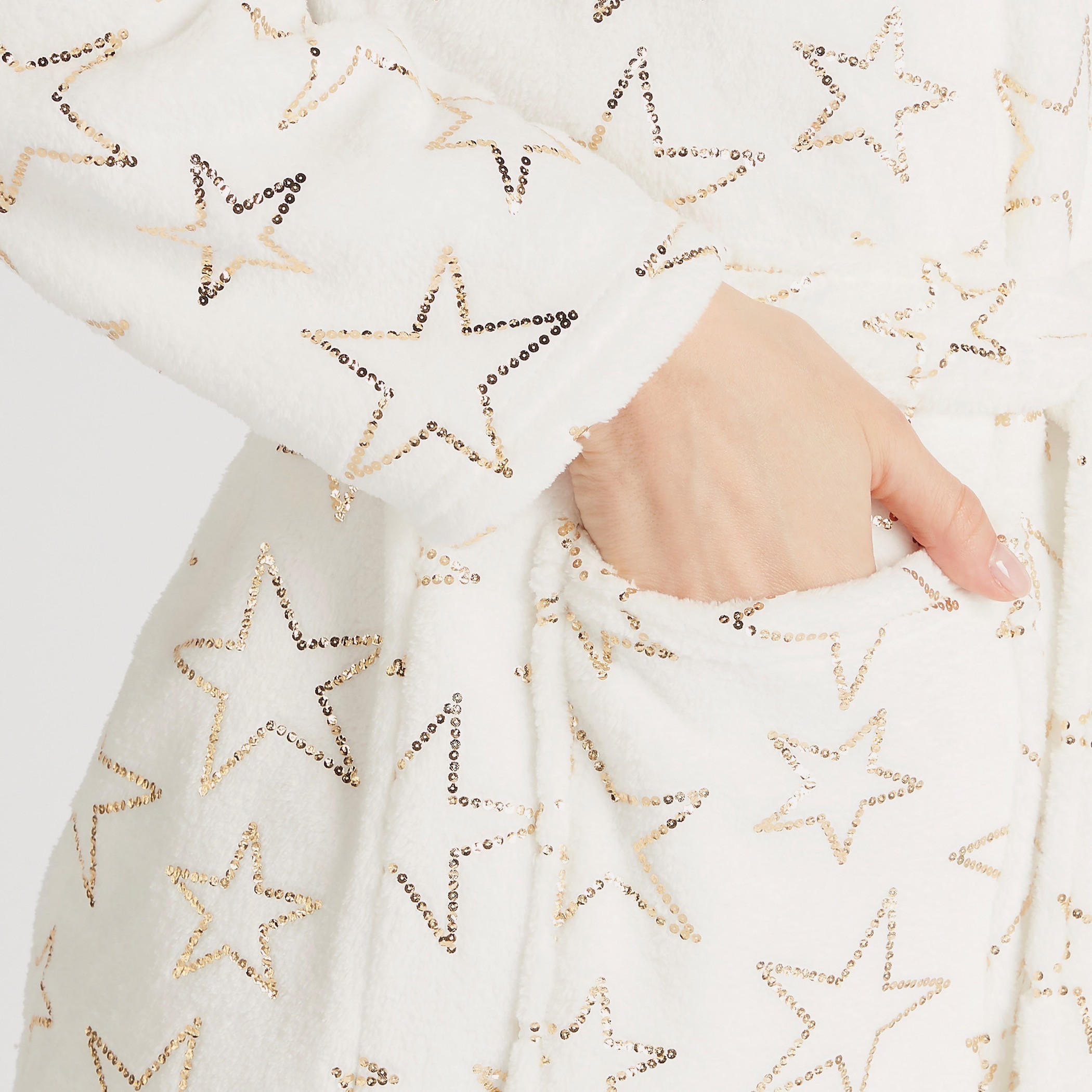روب نوم مزيّن بالترتر بحزام وقبّعة-women-clothing-nightwear-robes-image-5