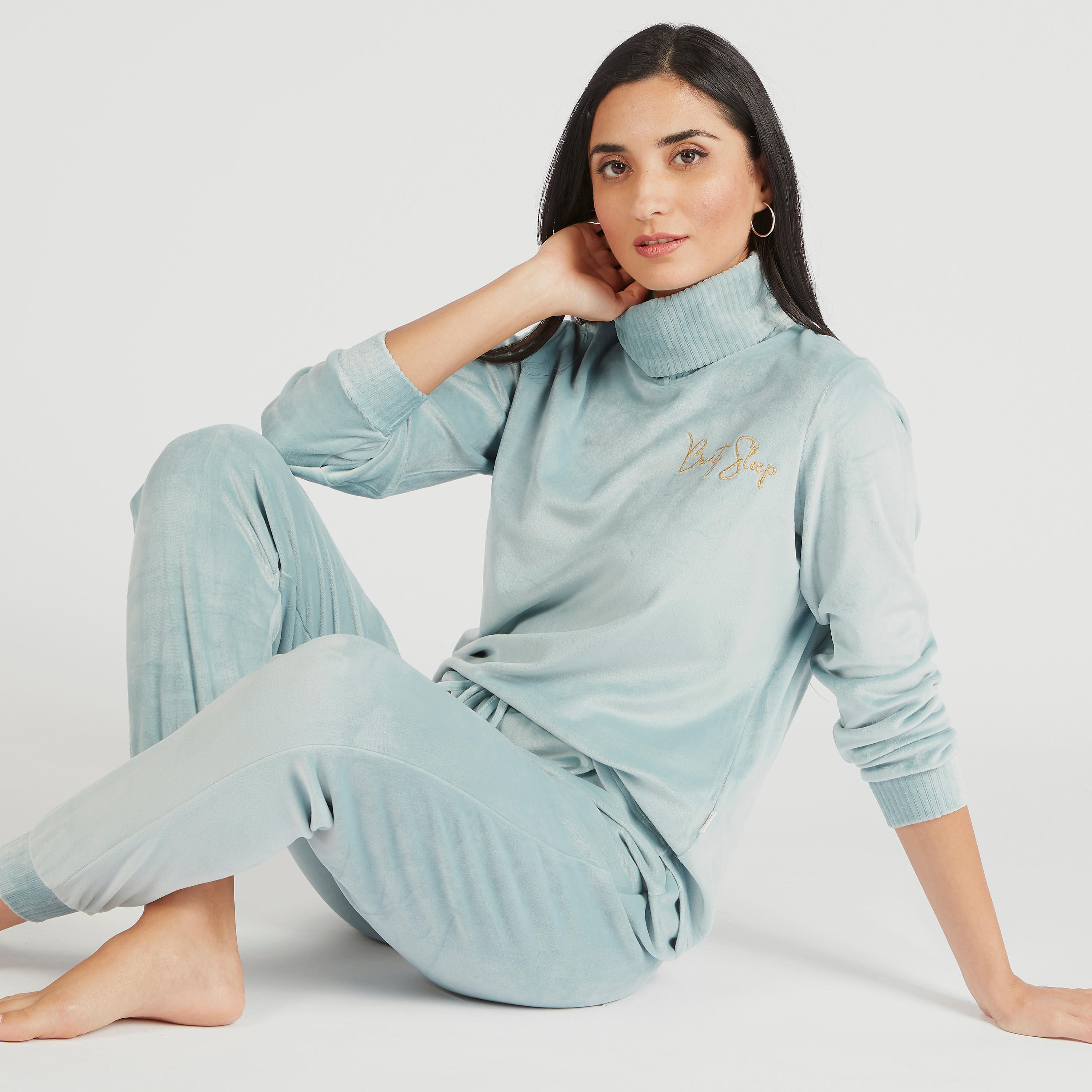 طقم بنطلون بيجاما طويل وتيشيرت بياقة عالية وطبعات-women-clothing-nightwear-pyjamas-longsets-image-1