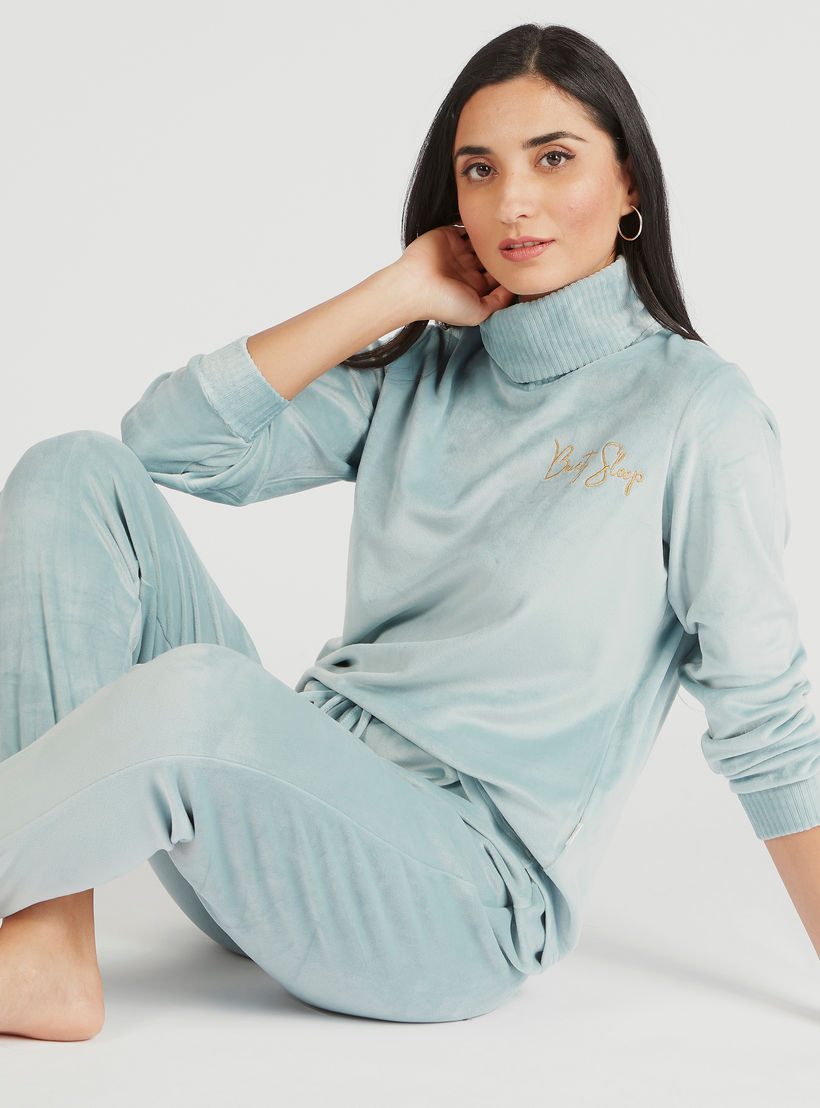 طقم بنطلون بيجاما طويل وتيشيرت بياقة عالية وطبعات-women-clothing-nightwear-pyjamas-longsets-image-1