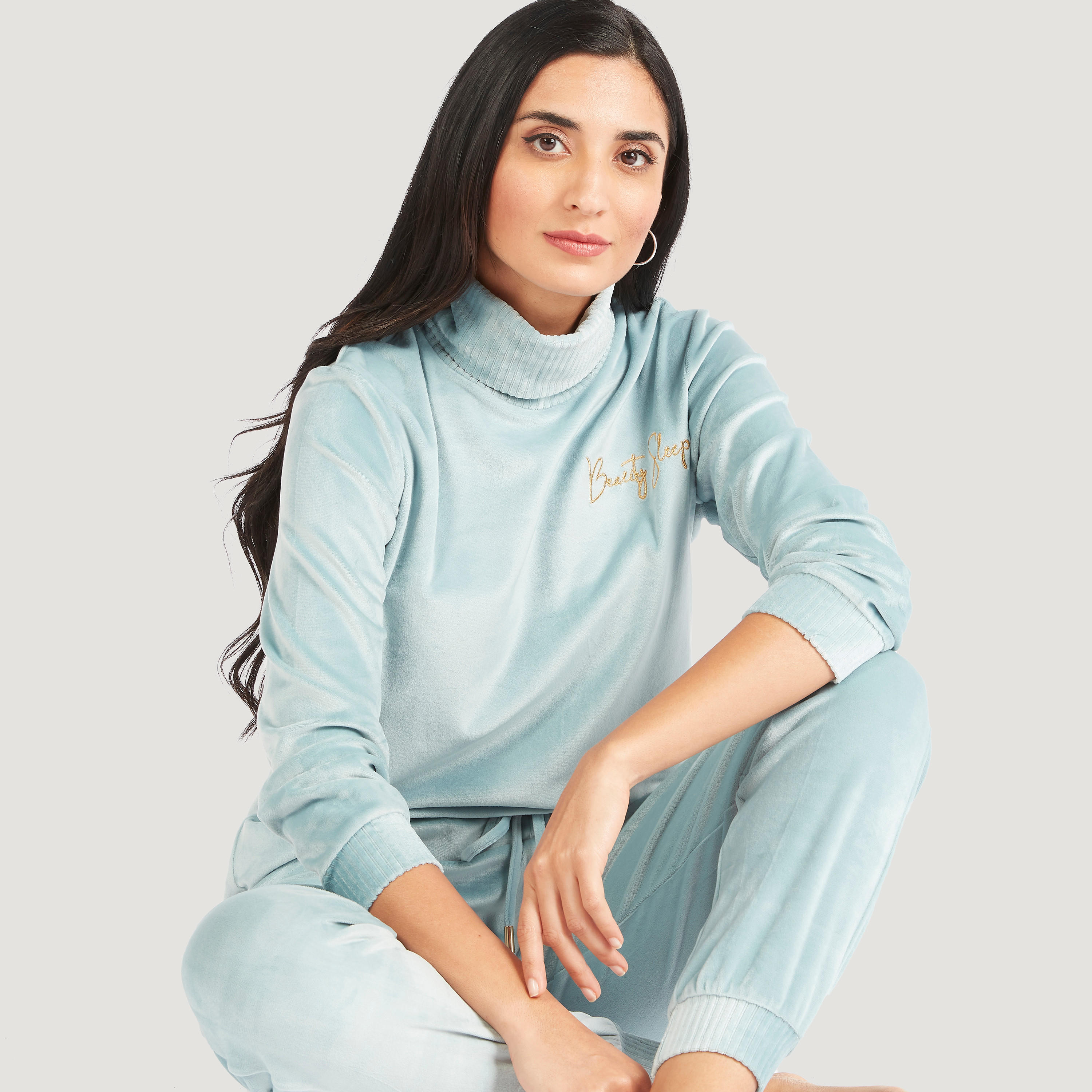 طقم بنطلون بيجاما طويل وتيشيرت بياقة عالية وطبعات-women-clothing-nightwear-pyjamas-longsets-image-5