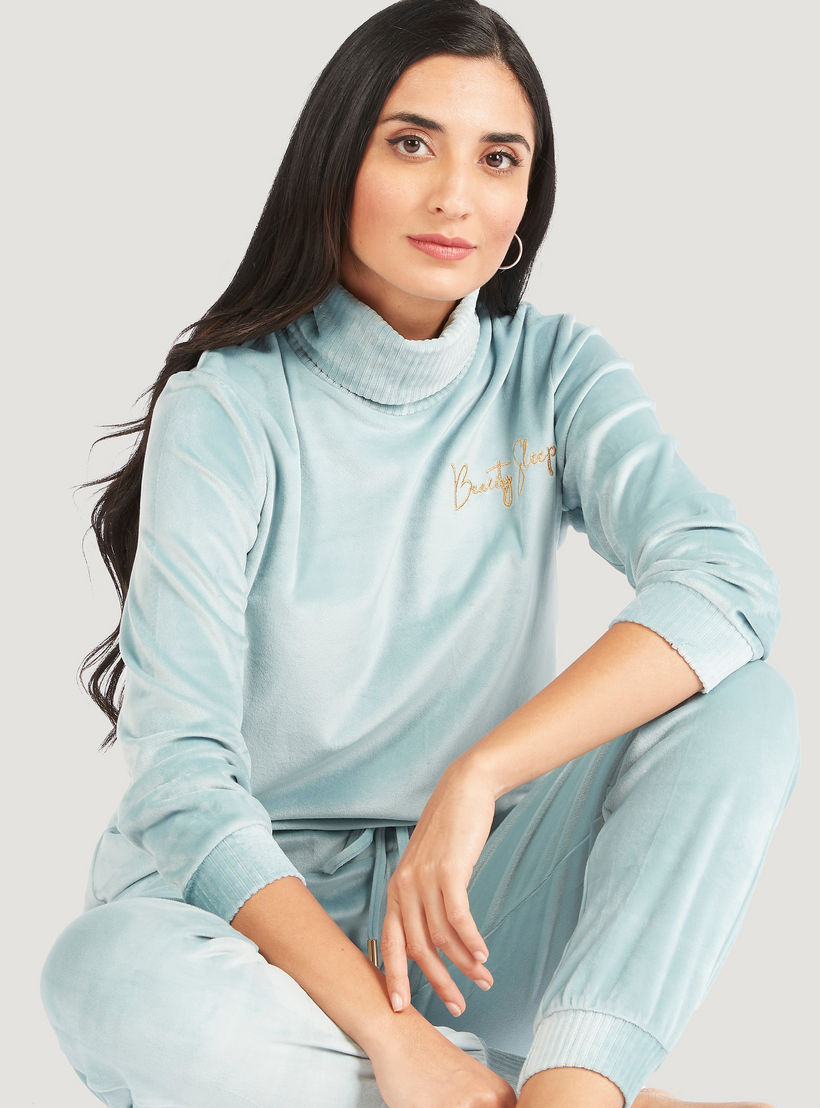 طقم بنطلون بيجاما طويل وتيشيرت بياقة عالية وطبعات-women-clothing-nightwear-pyjamas-longsets-image-5