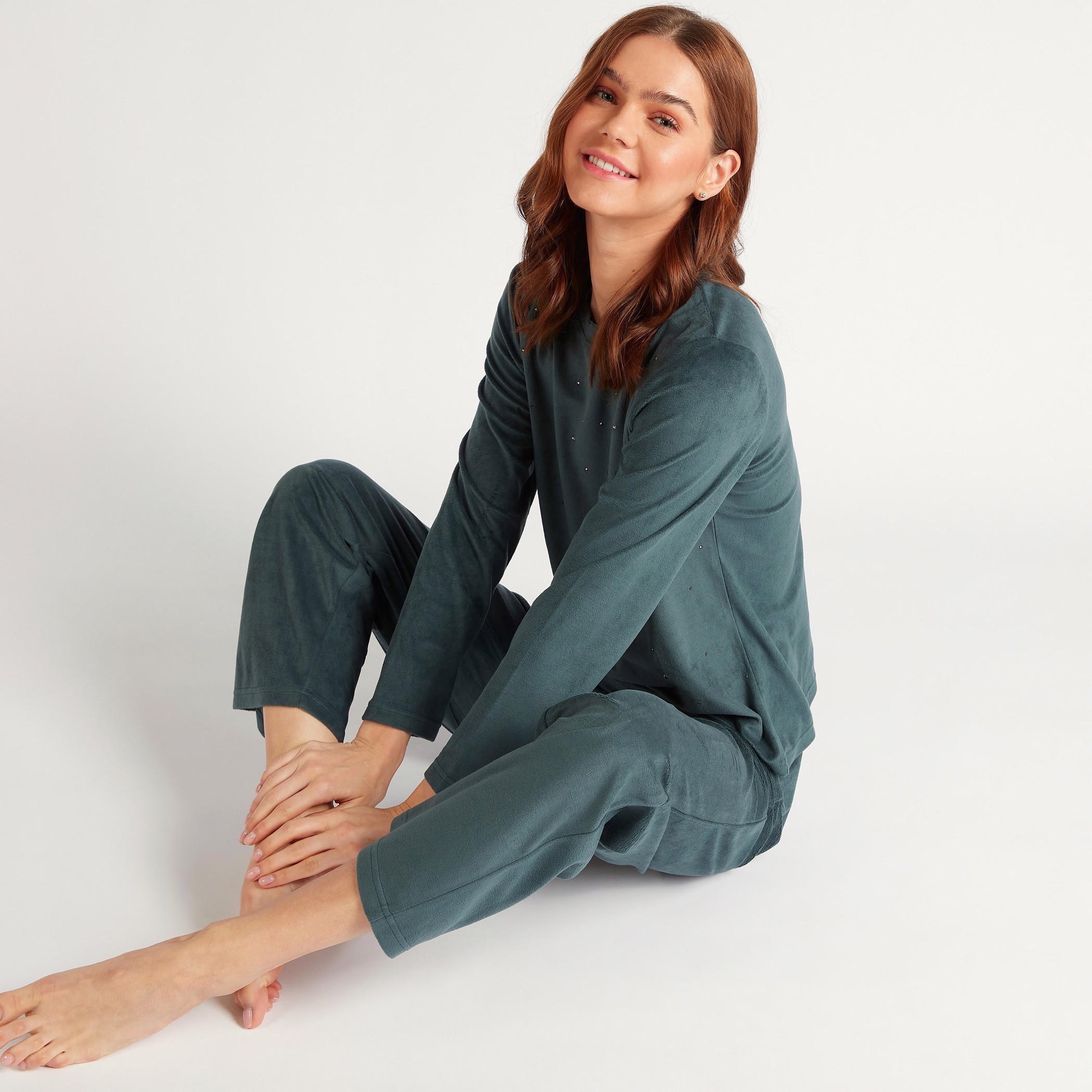 طقم بنطلون بيجاما طويل مع تيشيرت سادة مزّين-women-clothing-nightwear-pyjamas-longsets-image-1