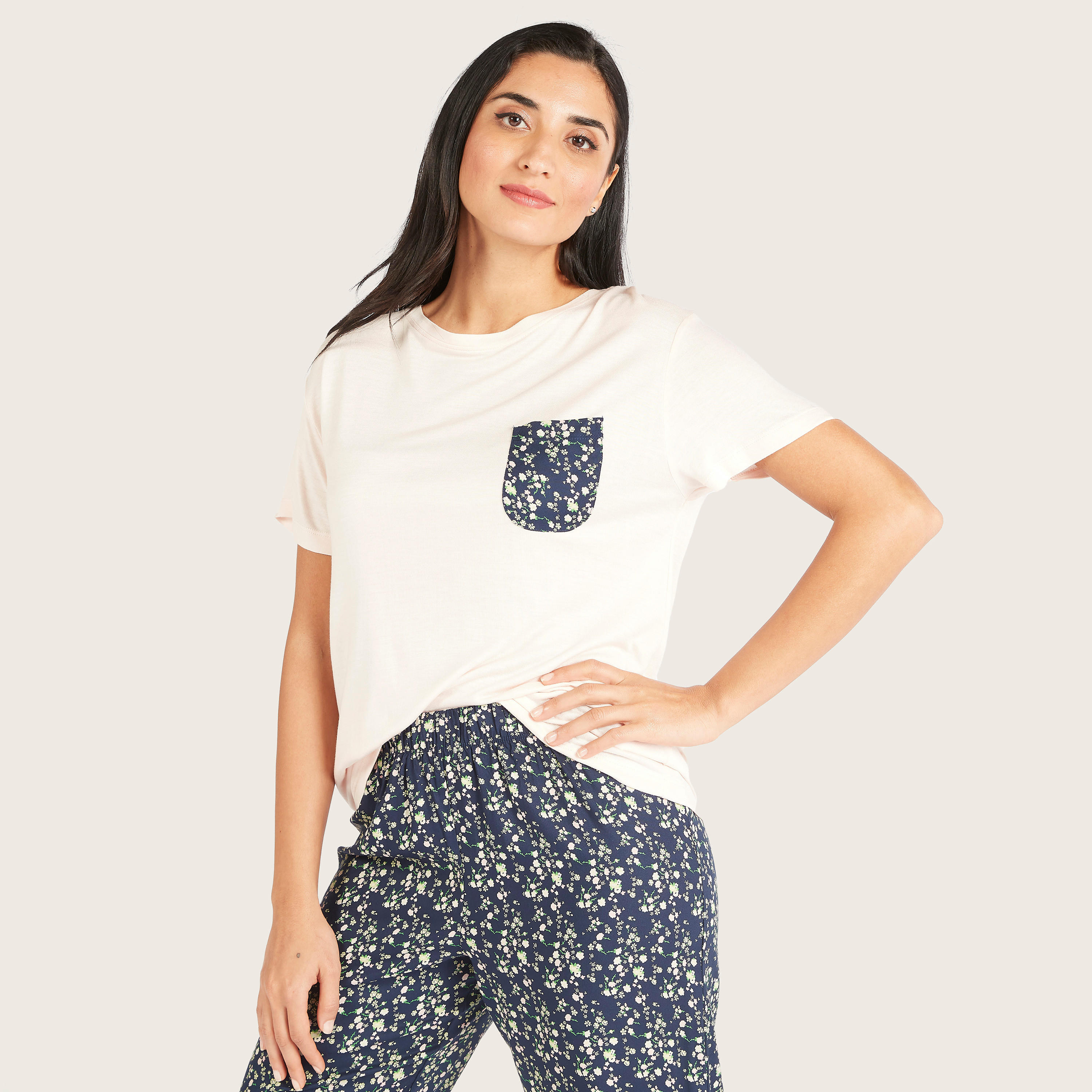 طقم بنطلون بيجاما وتيشيرت بأكمام قصيرة وطبعات-women-clothing-nightwear-pyjamas-longsets-image-1