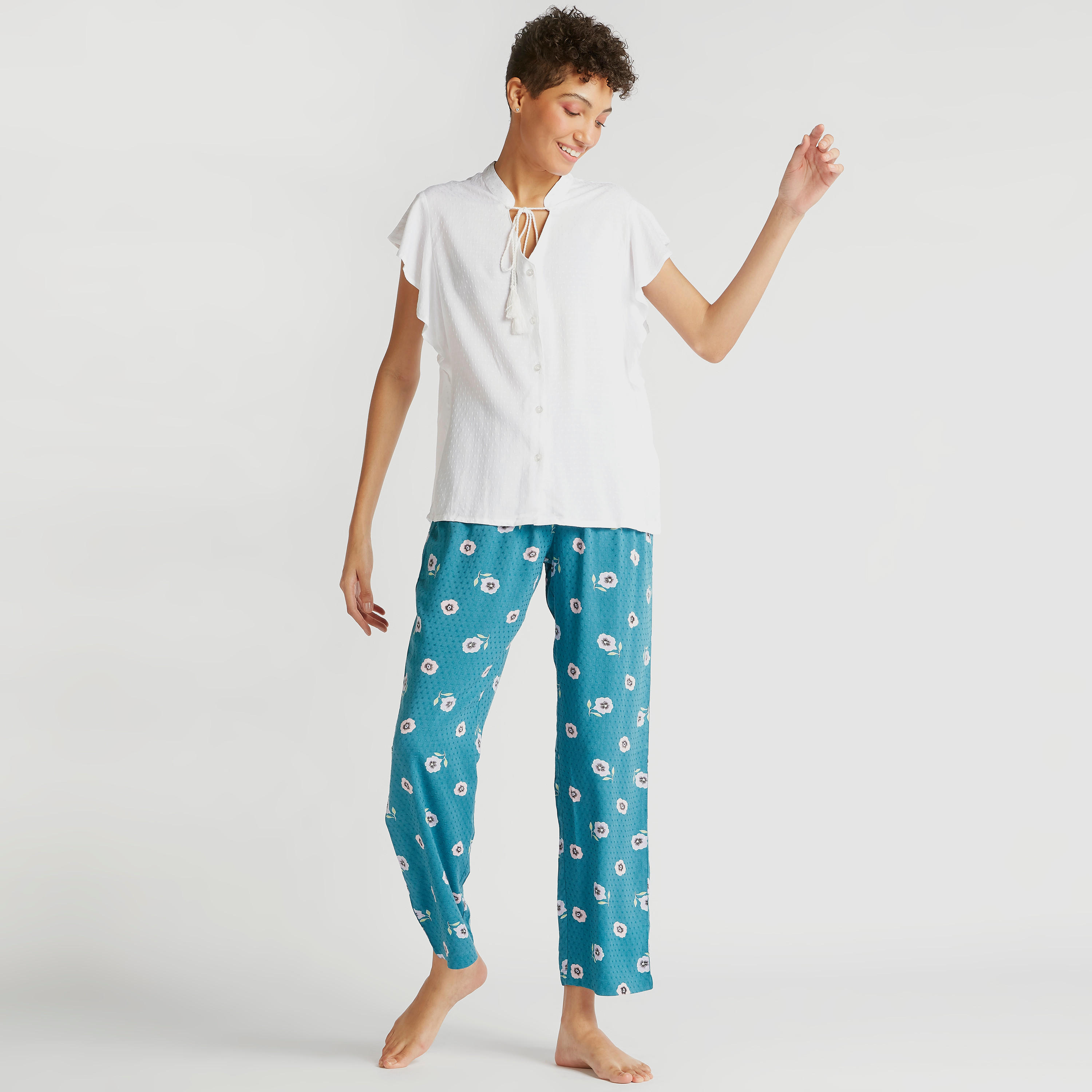 طقم بنطلون بيجاما طويل بطبعات وبلوزة بارزة الملمس بياقة v-women-clothing-nightwear-pyjamas-longsets-image-1