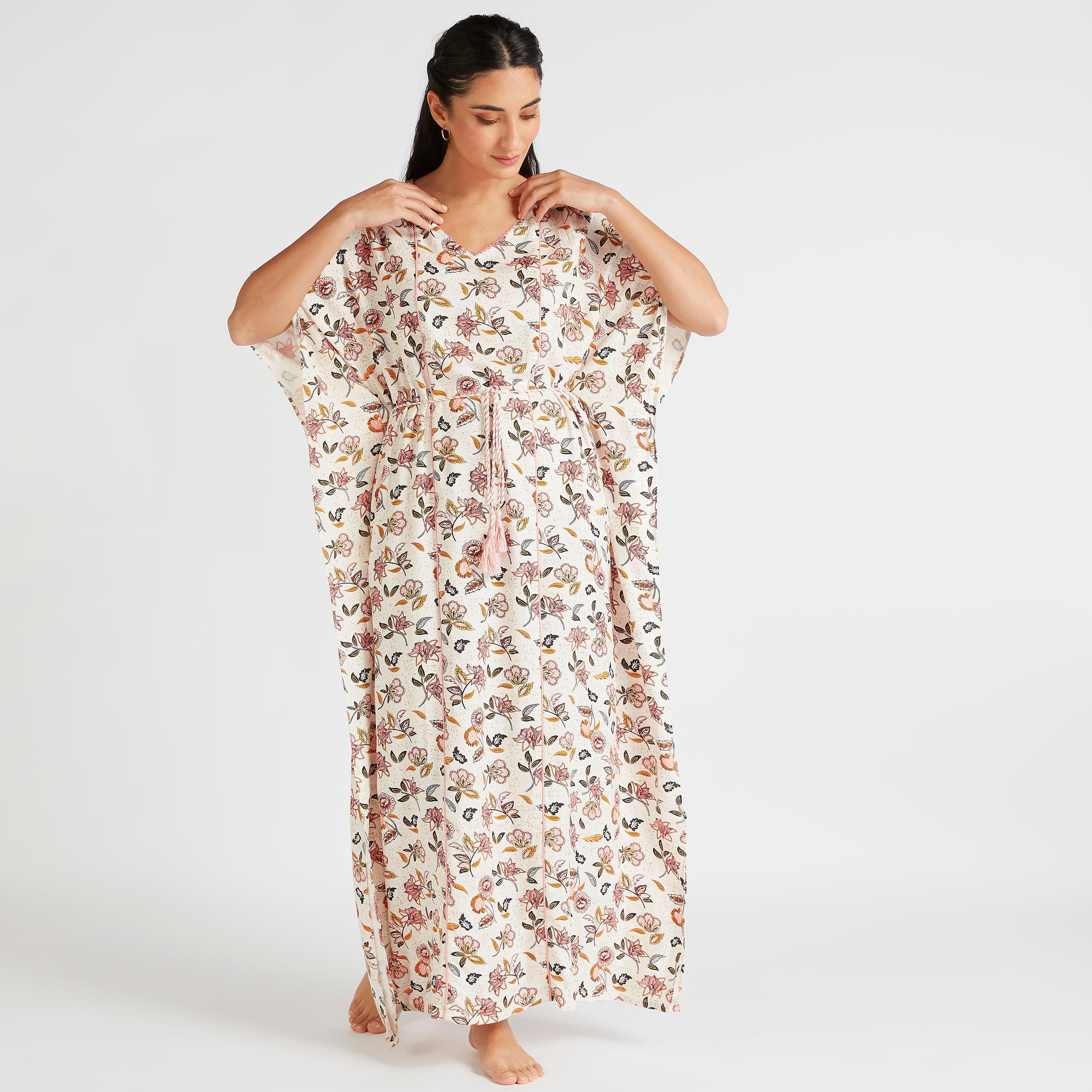 ثوب بطبعات أزهار وياقة v ورباط وأكمام قصيرة-women-clothing-nightwear-nighties-image-1