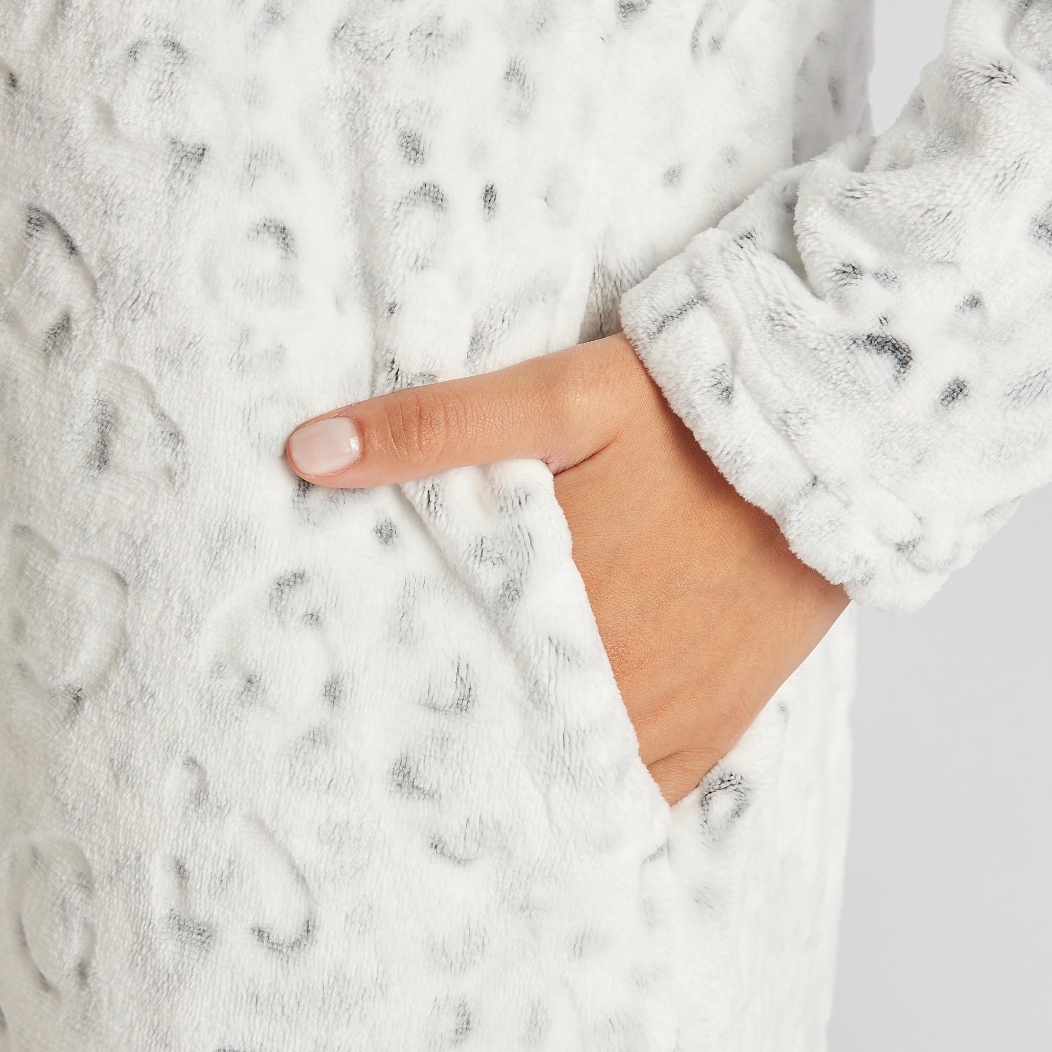 قميص نوم بارز الملمس بسحّاب إغلاق وجيوب-women-clothing-nightwear-robes-image-2