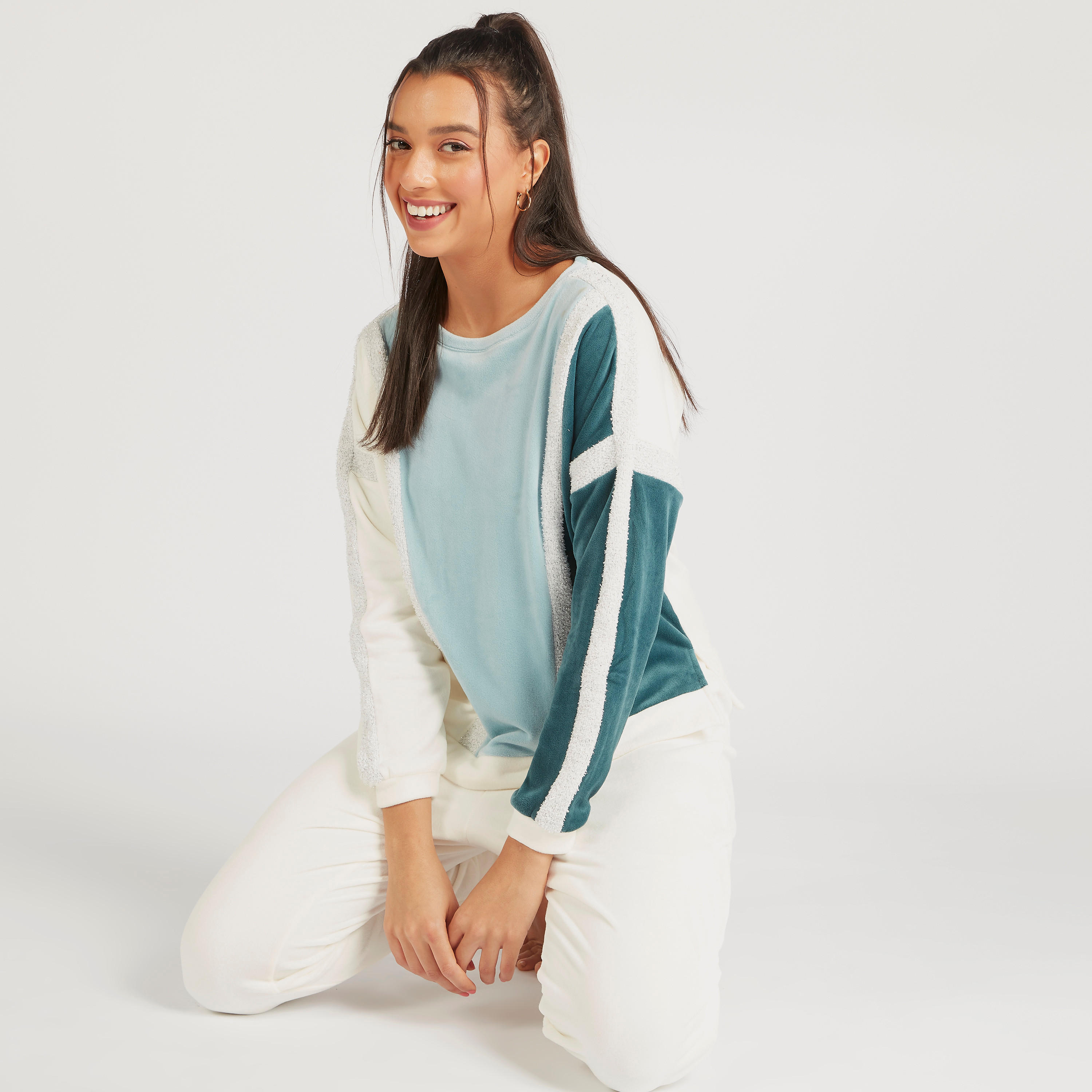 طقم بنطلون بيجاما وبلوزة بياقة مستديرة بارزة الملمس-women-clothing-nightwear-pyjamas-longsets-image-1