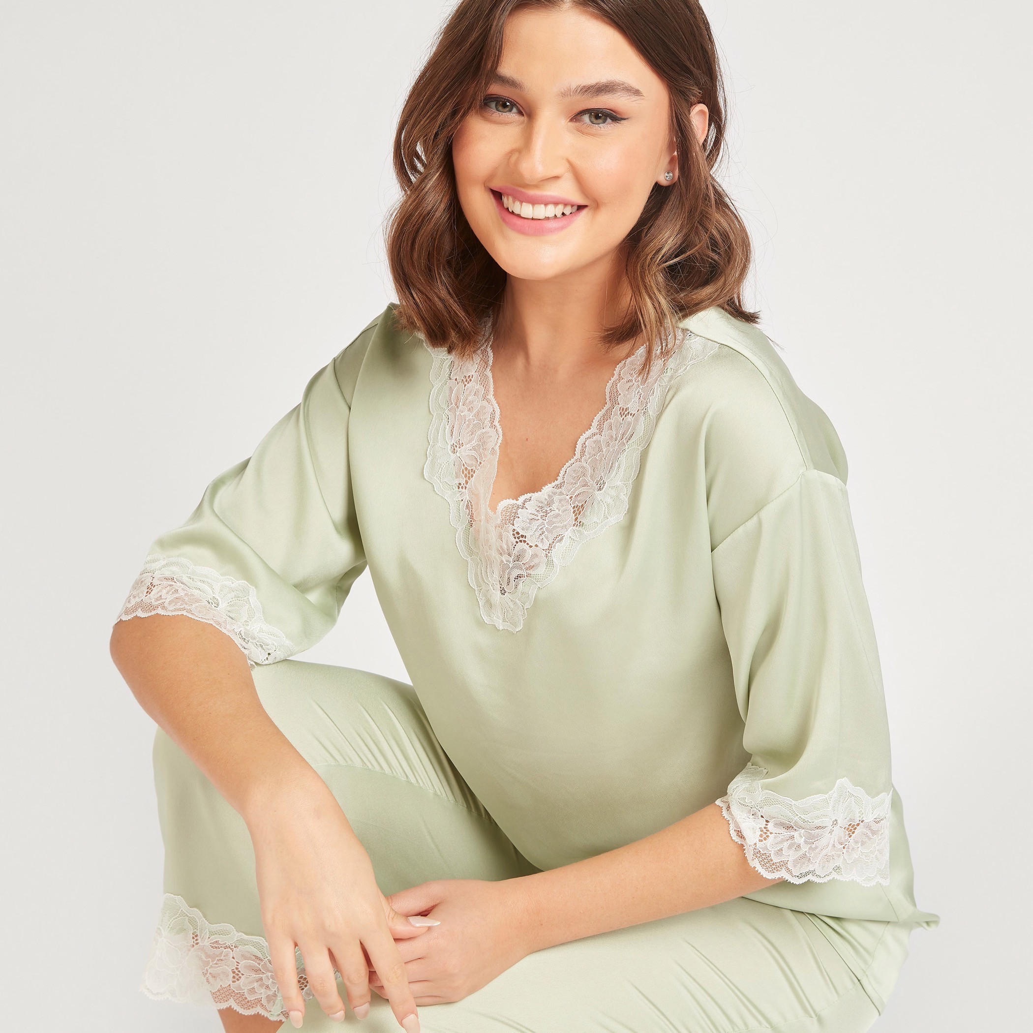 طقم بنطلون بيجاما وبلوزة دانتيل بياقة V-women-clothing-nightwear-pyjamas-longsets-image-6