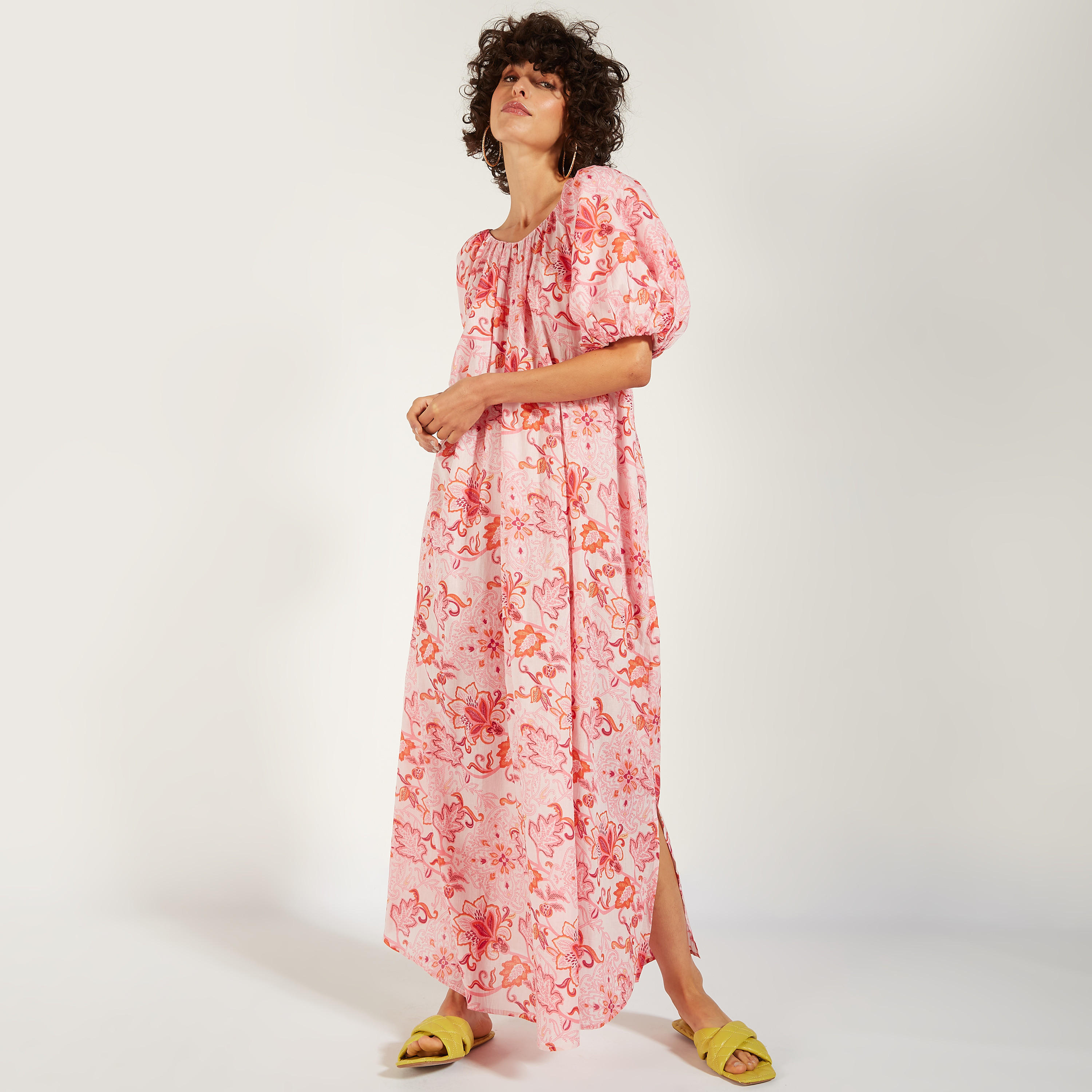 فستان طويل بطبعات وياقة مستديرة وأكمام منفوخة من بيتش وير-women-clothing-swimandbeach-beachwear-image-2