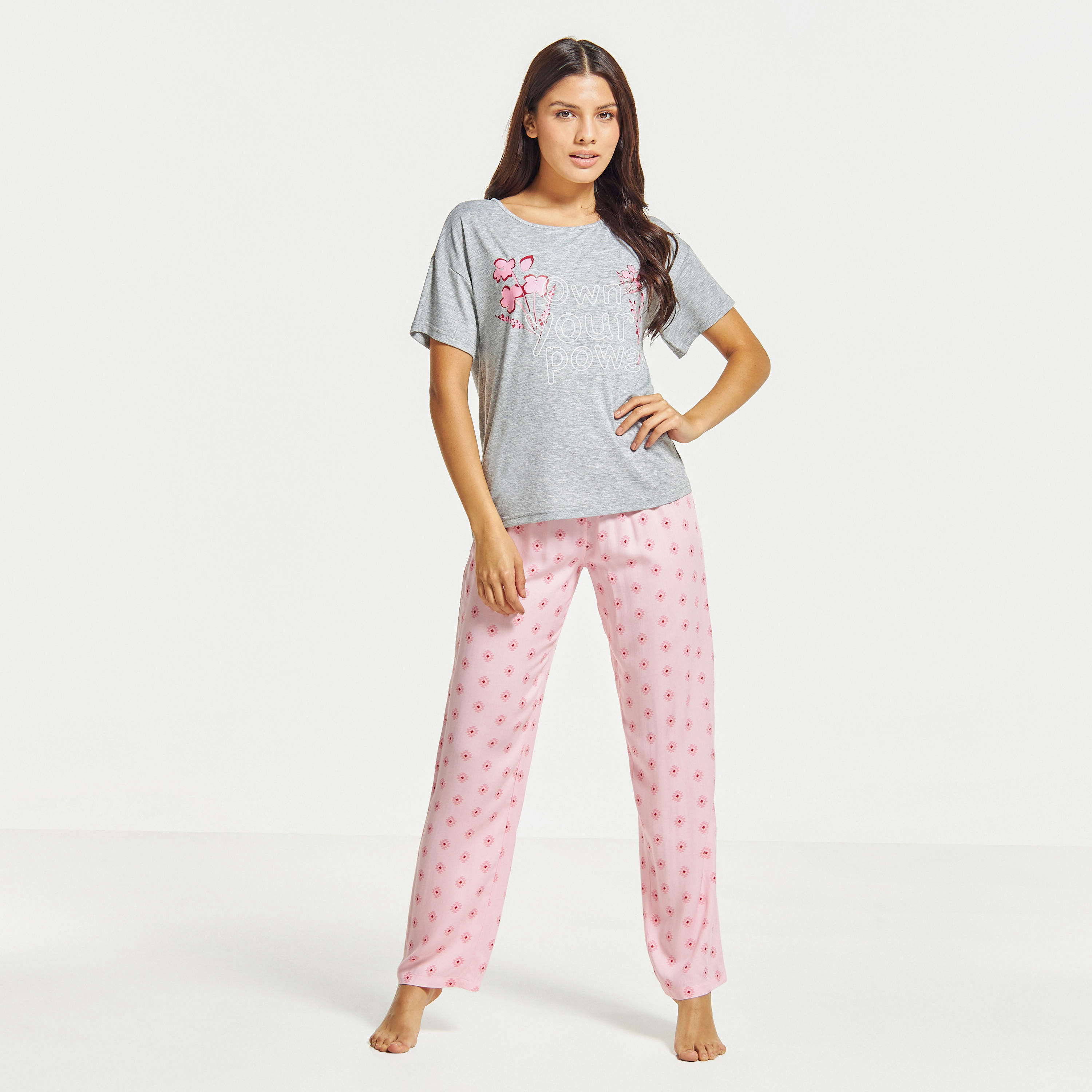 طقم بنطلون بيجاما وتيشيرت بياقة مستديرة وطبعات-women-clothing-nightwear-pyjamas-longsets-image-1