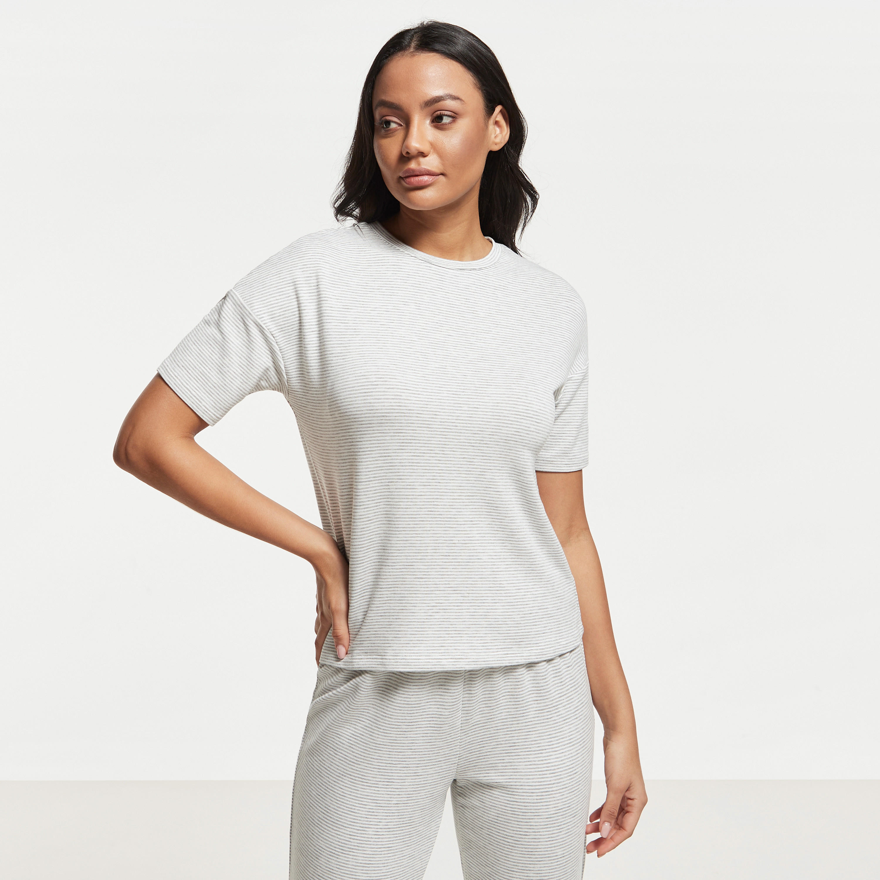 طقم بنطلون بيجاما وتيشيرت مخطط بأكمام قصيرة-women-clothing-nightwear-pyjamas-longsets-image-3