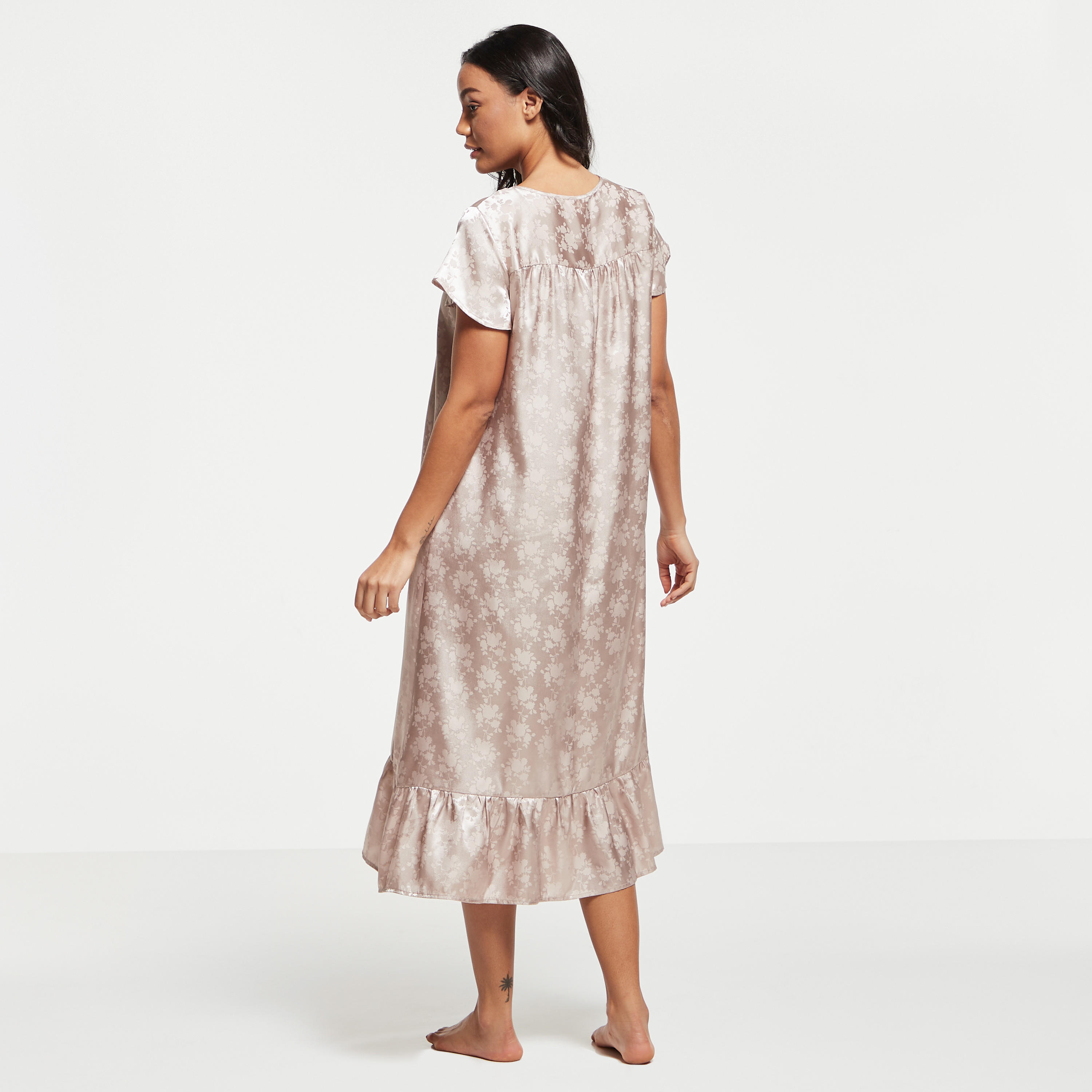 قميص نوم بياقة مستديرة وأكمام كاب وحواف كشكش وطبعات أزهار-women-clothing-nightwear-nighties-image-3