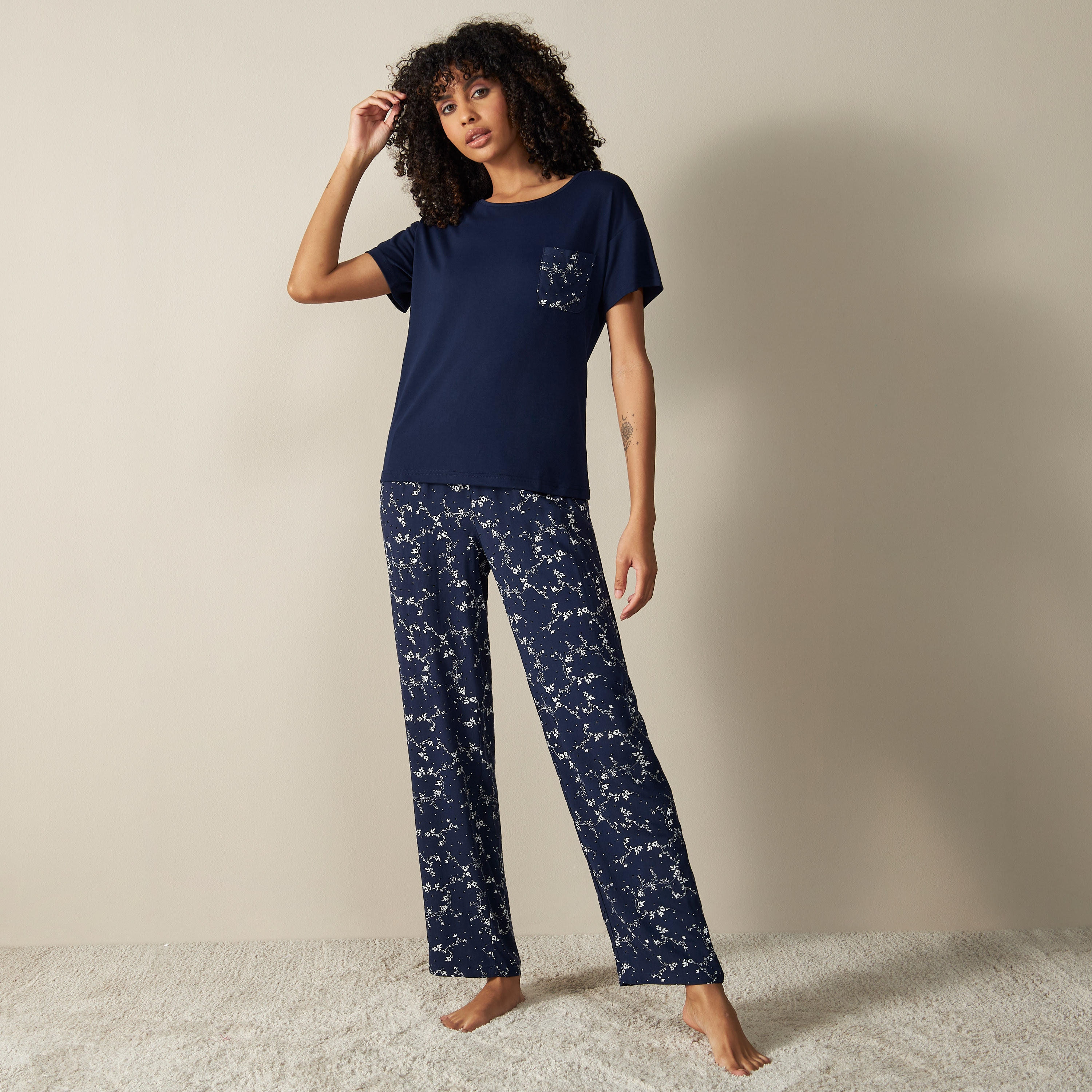 طقم بنطلون بيجاما وتيشيرت بطبعات-women-clothing-nightwear-pyjamas-longsets-image-1