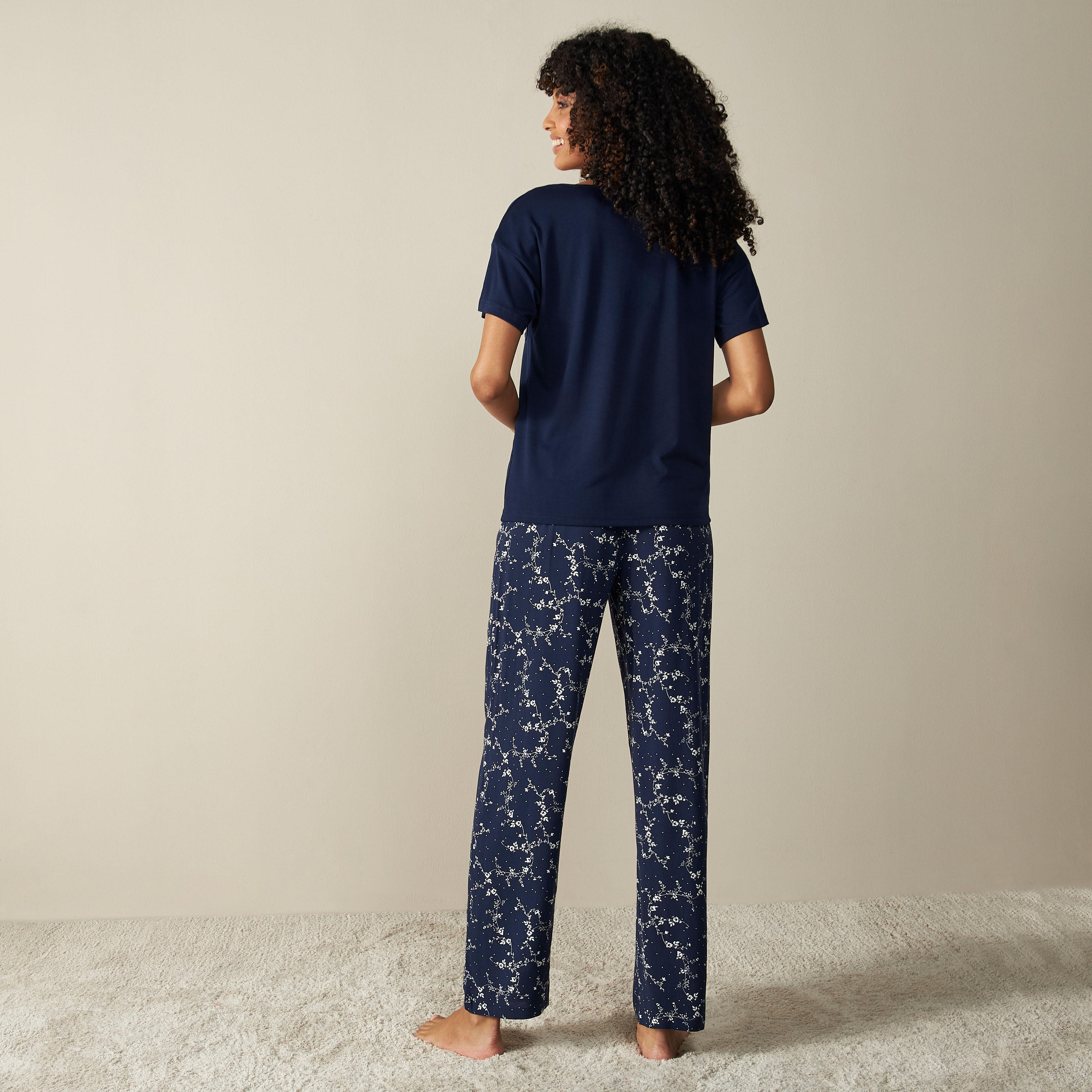 طقم بنطلون بيجاما وتيشيرت بطبعات-women-clothing-nightwear-pyjamas-longsets-image-2
