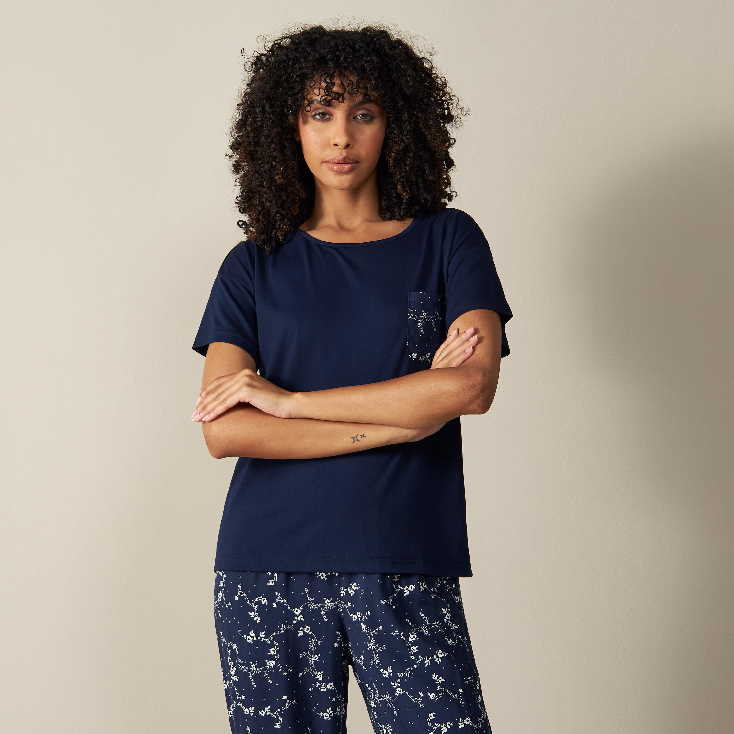 طقم بنطلون بيجاما وتيشيرت بطبعات-women-clothing-nightwear-pyjamas-longsets-image-3