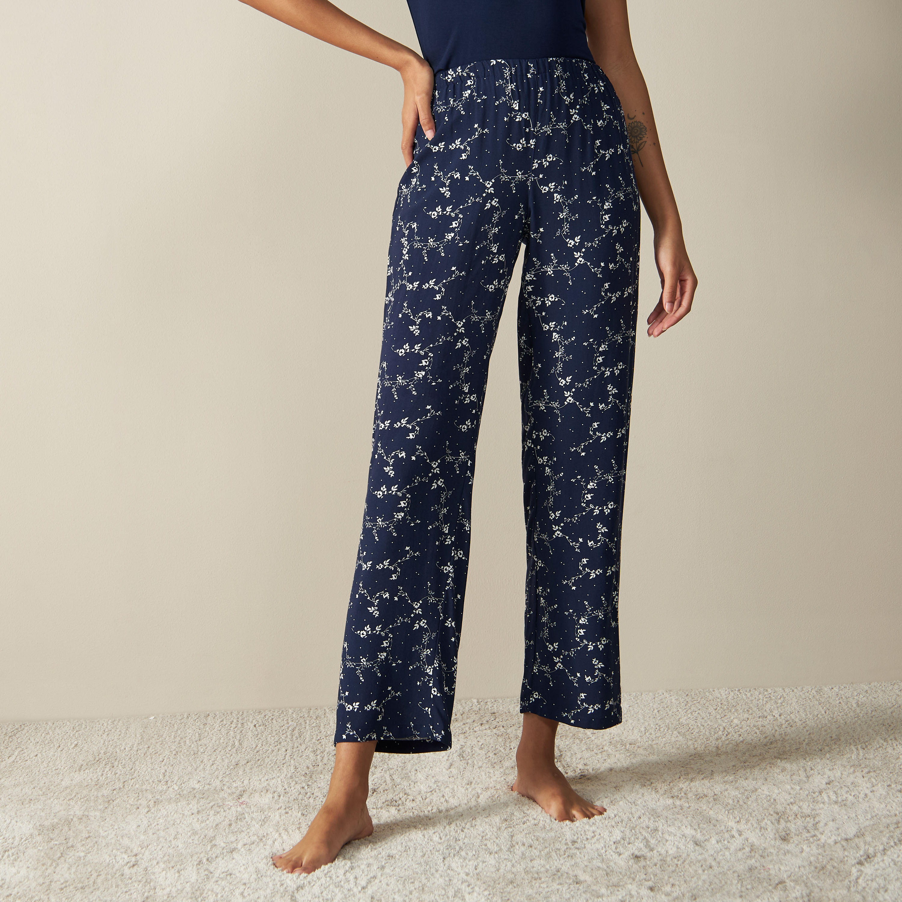 طقم بنطلون بيجاما وتيشيرت بطبعات-women-clothing-nightwear-pyjamas-longsets-image-4