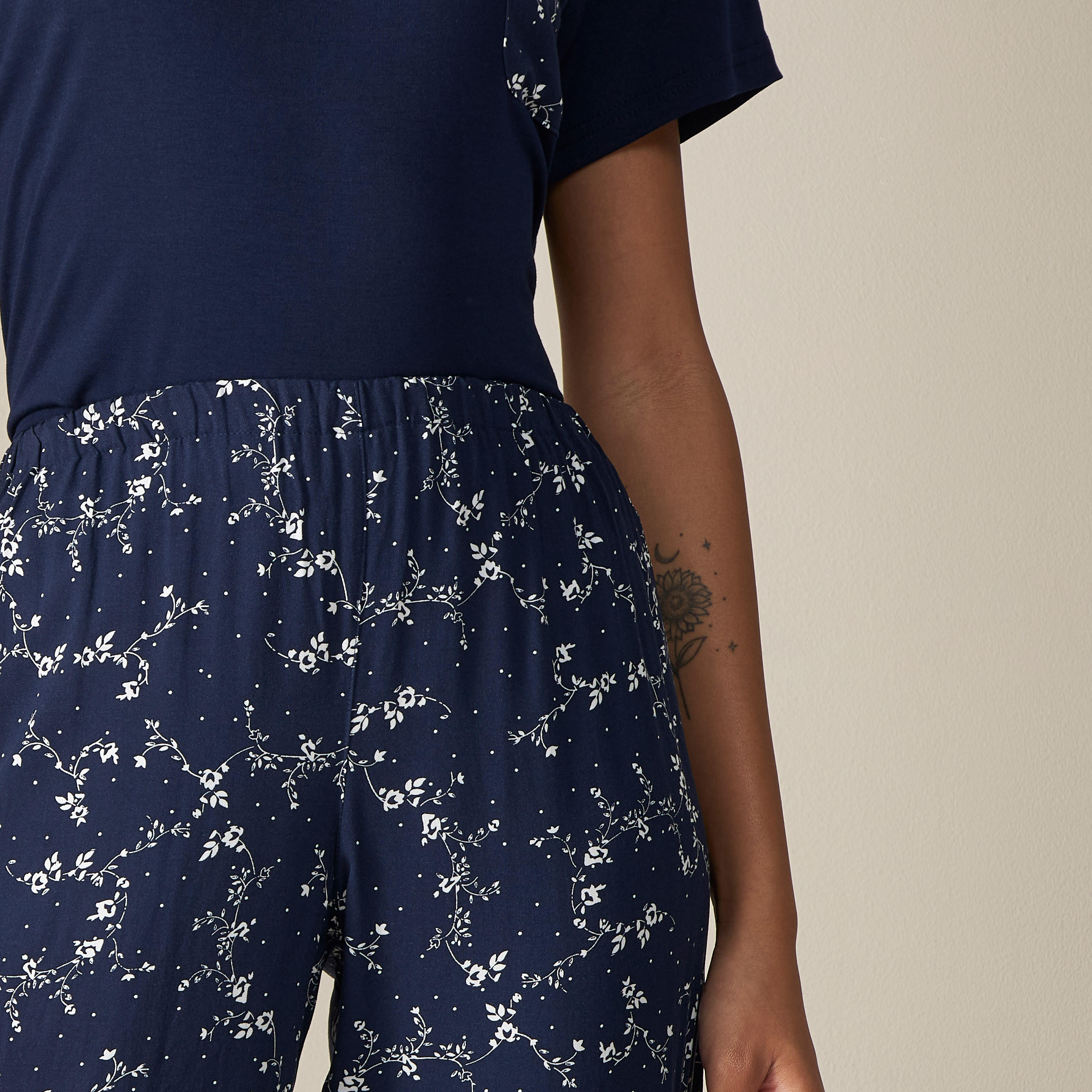 طقم بنطلون بيجاما وتيشيرت بطبعات-women-clothing-nightwear-pyjamas-longsets-image-5