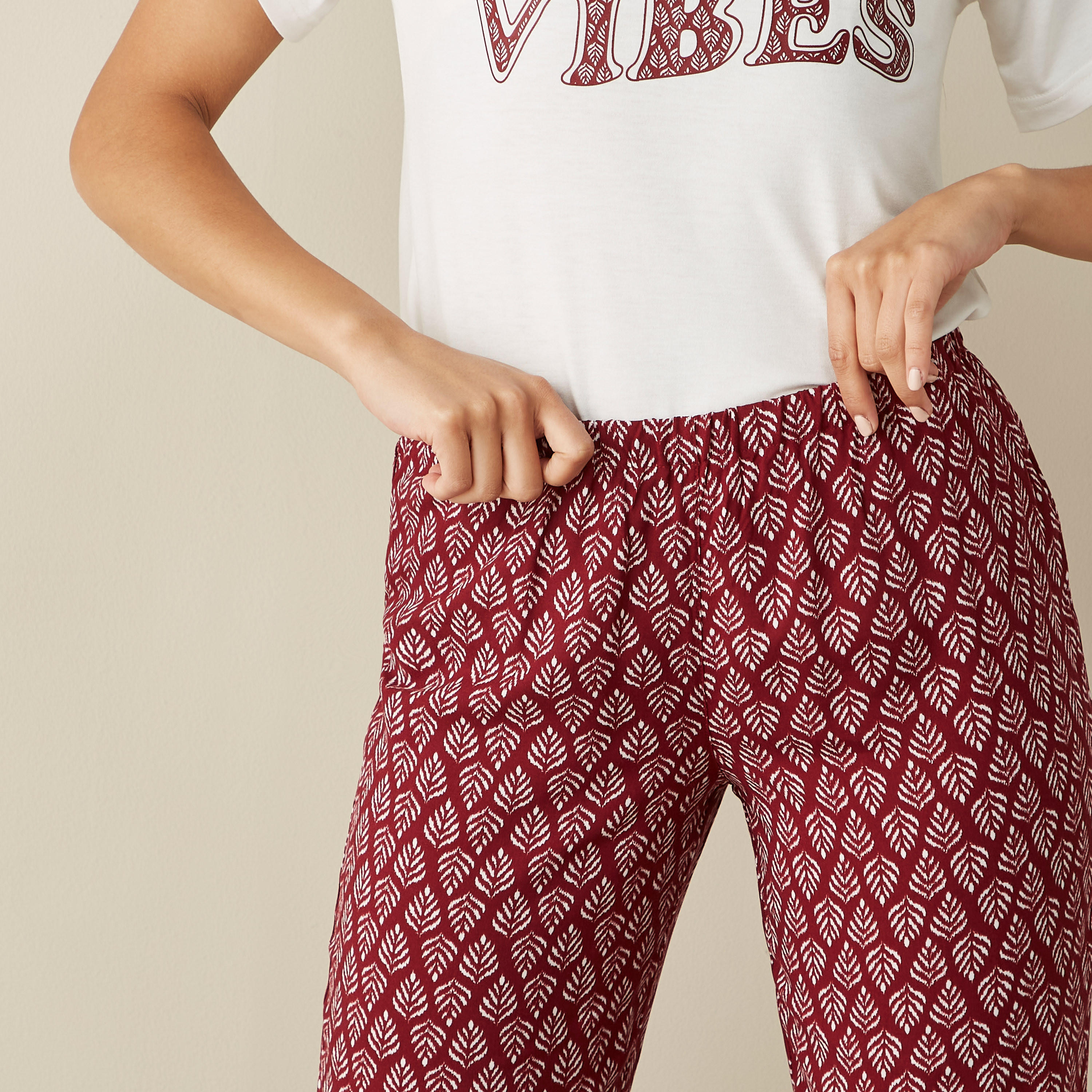 طقم بنطلون بيجاما وتيشيرت بأكمام قصيرة وطبعات-women-clothing-nightwear-pyjamas-longsets-image-1