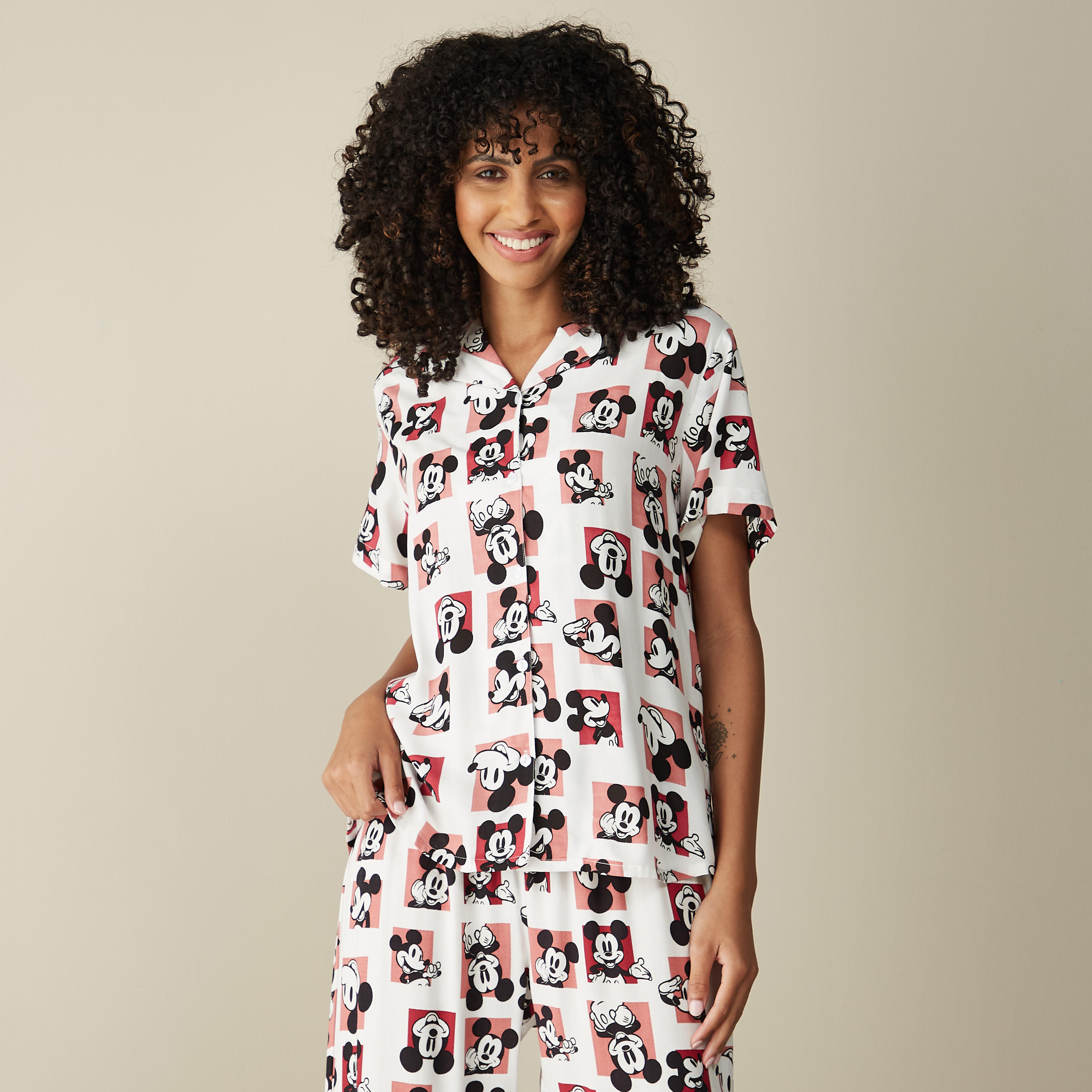 طقم بنطلون بيجاما وقميص بطبعات ميكي ماوس-women-clothing-nightwear-pyjamas-longsets-image-2