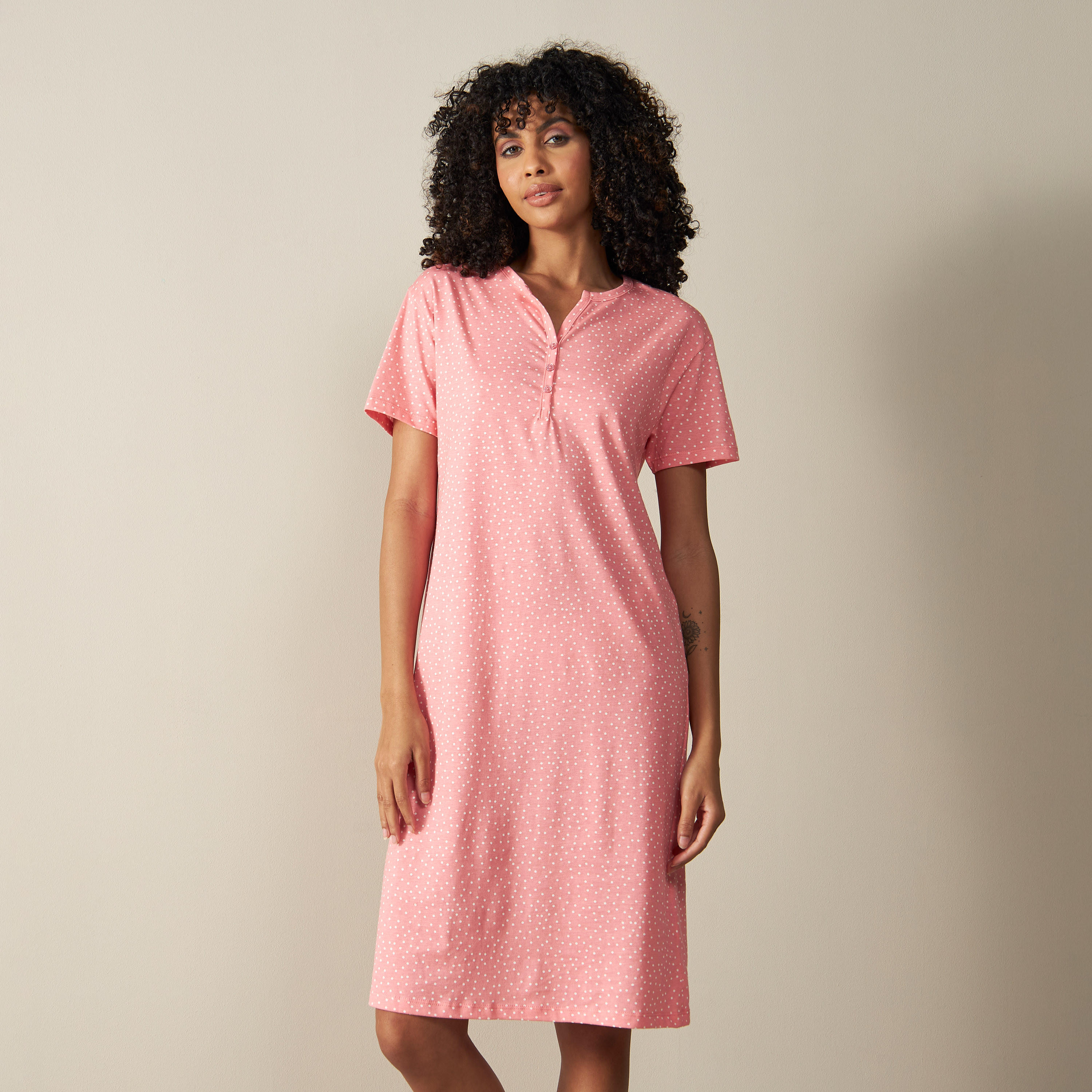 قميص نوم بطبعات منقطة وأكمام قصيرة-women-clothing-nightwear-nighties-image-1
