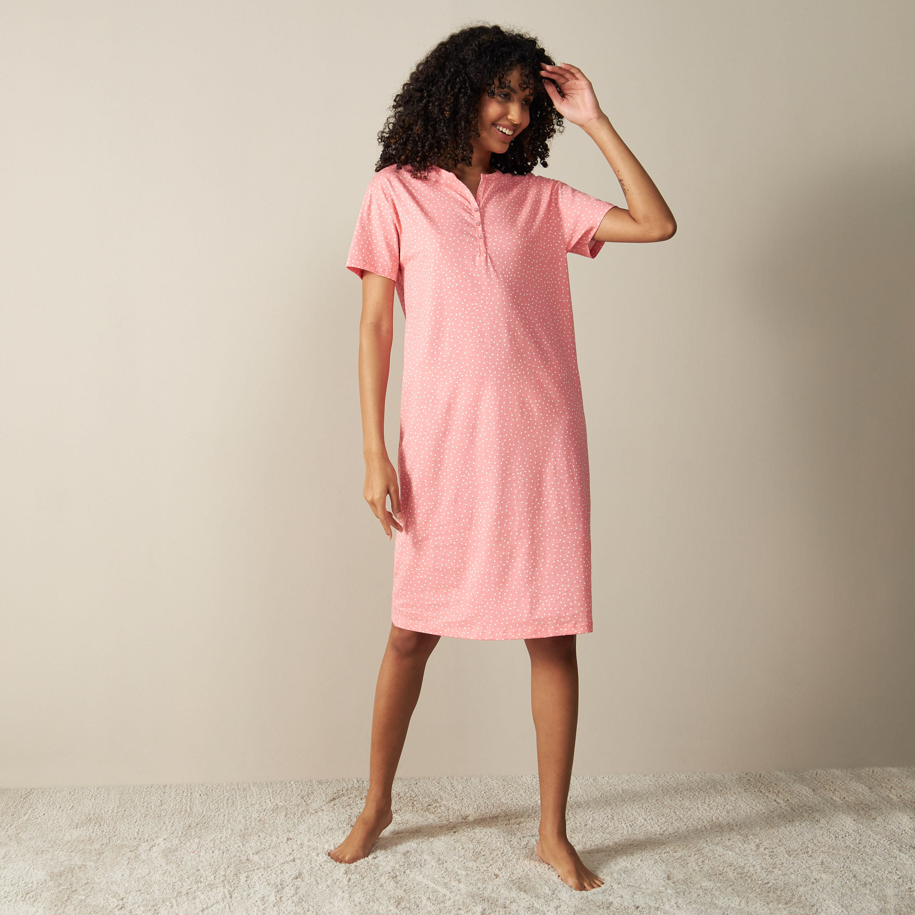 قميص نوم بطبعات منقطة وأكمام قصيرة-women-clothing-nightwear-nighties-image-2