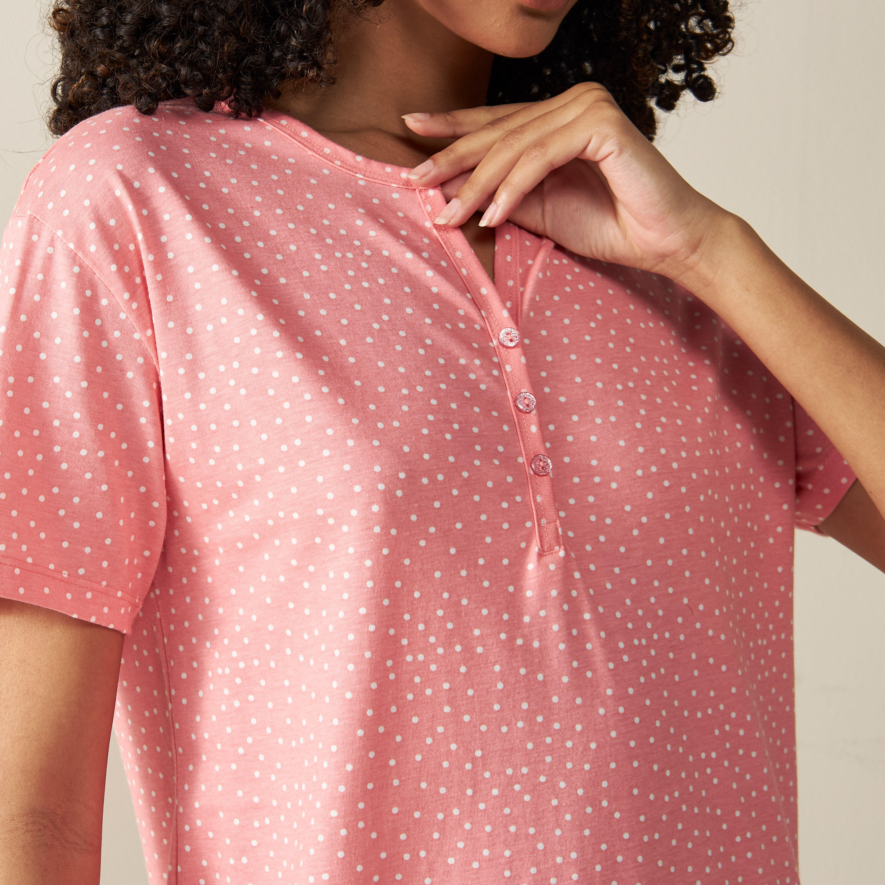 قميص نوم بطبعات منقطة وأكمام قصيرة-women-clothing-nightwear-nighties-image-4