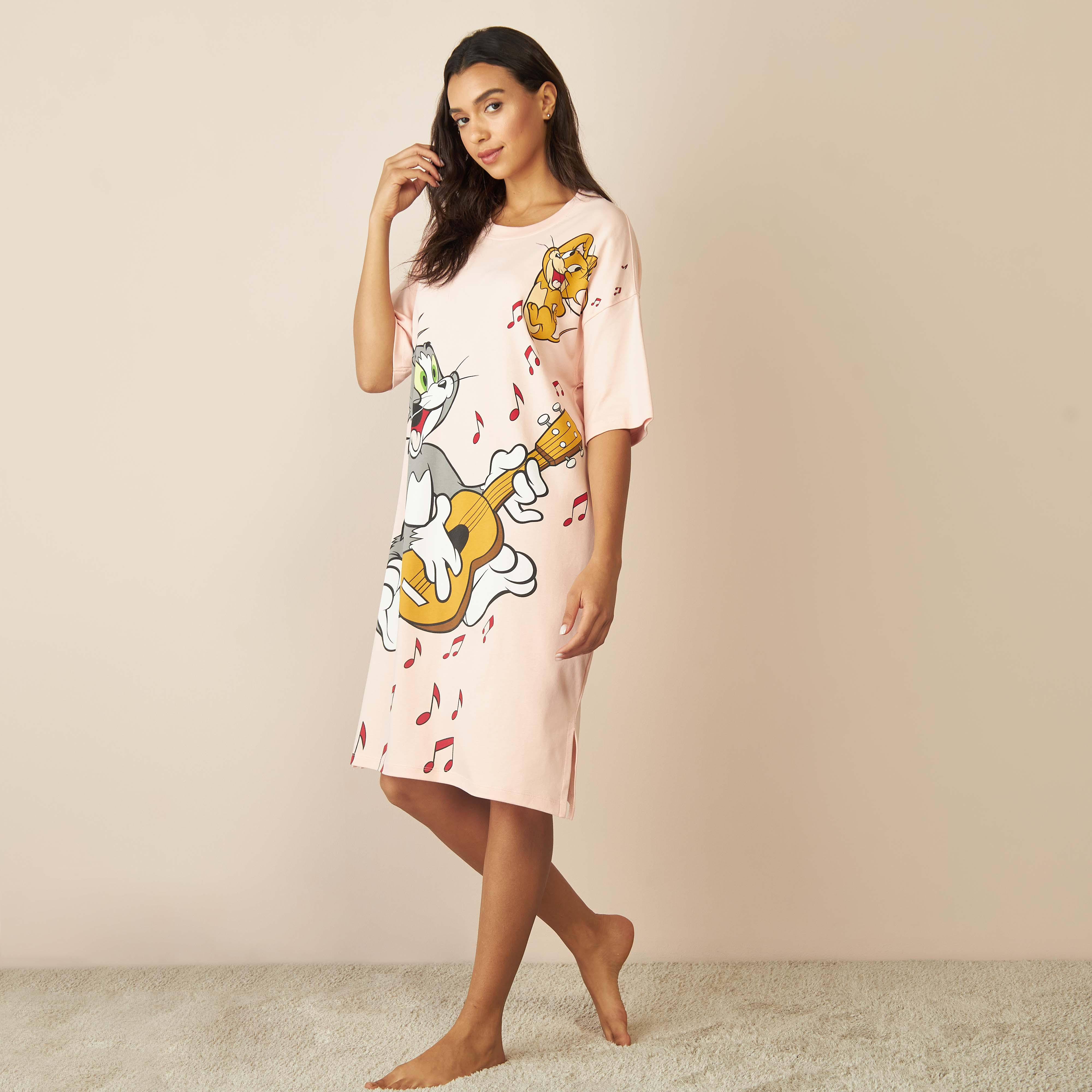 قميص نوم بطبعات توم وجيري بياقة مستديرة-women-clothing-nightwear-nighties-image-2