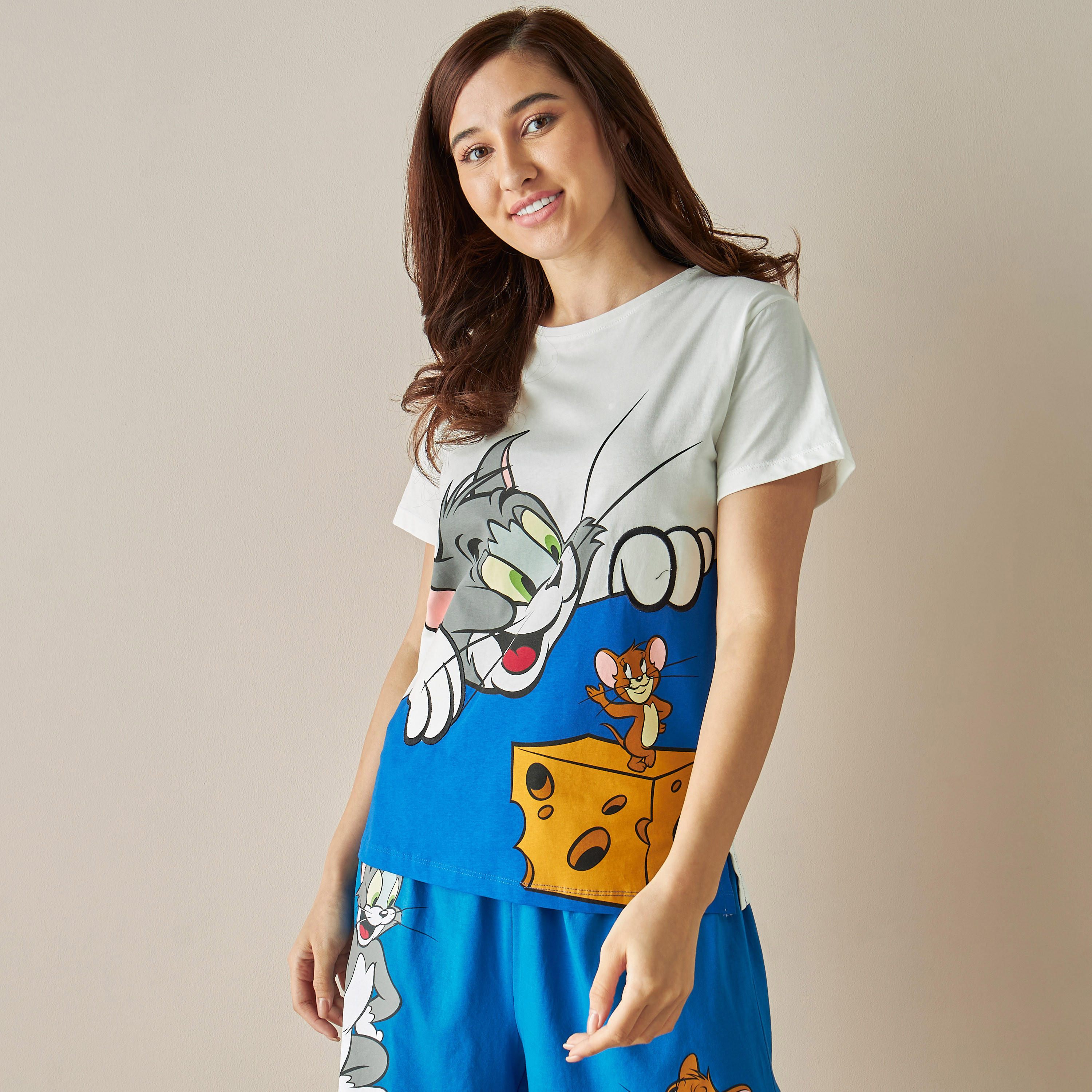 طقم شورت وتيشيرت بطبعات توم أند جيري-women-clothing-nightwear-pyjamas-shortsets-image-3