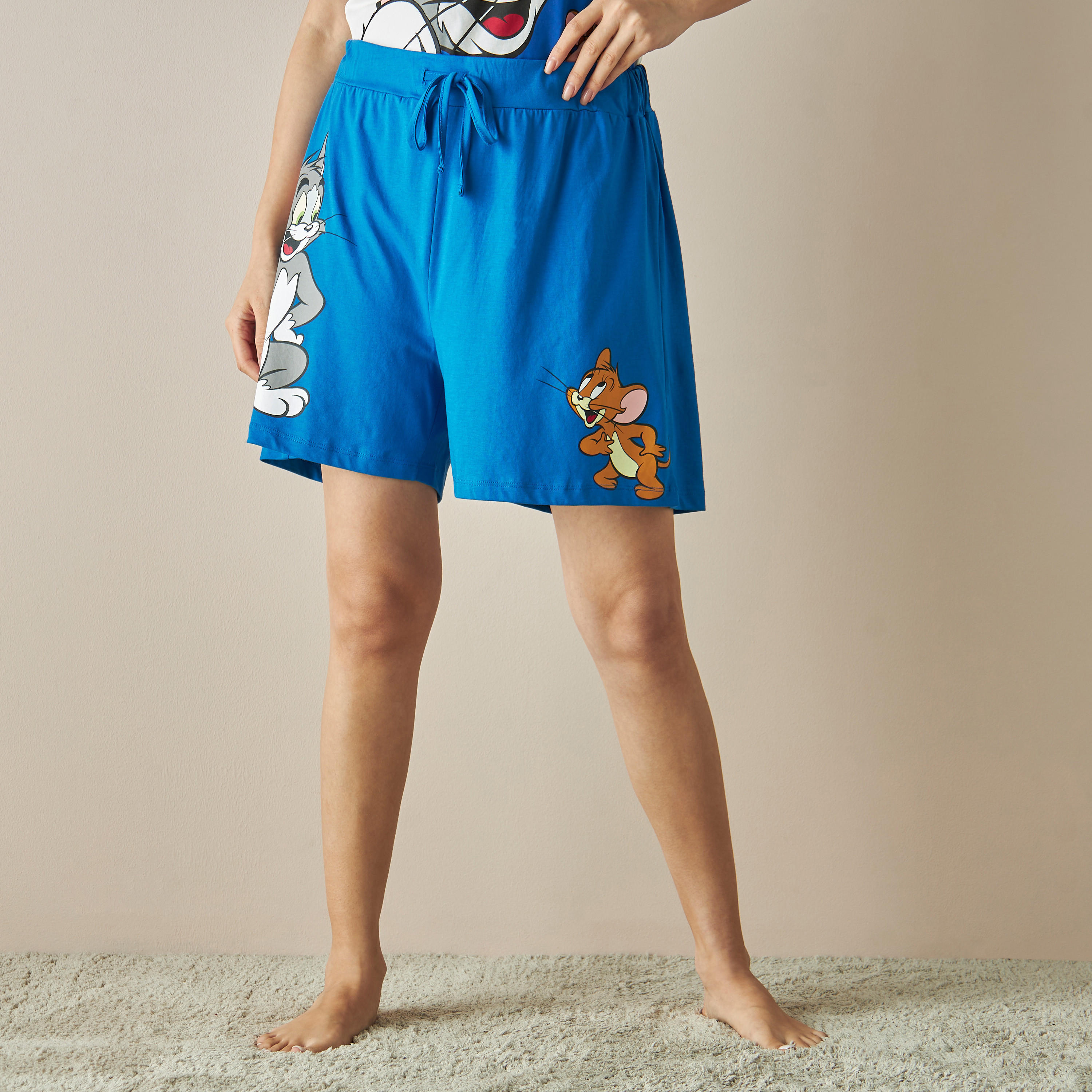 طقم شورت وتيشيرت بطبعات توم أند جيري-women-clothing-nightwear-pyjamas-shortsets-image-2
