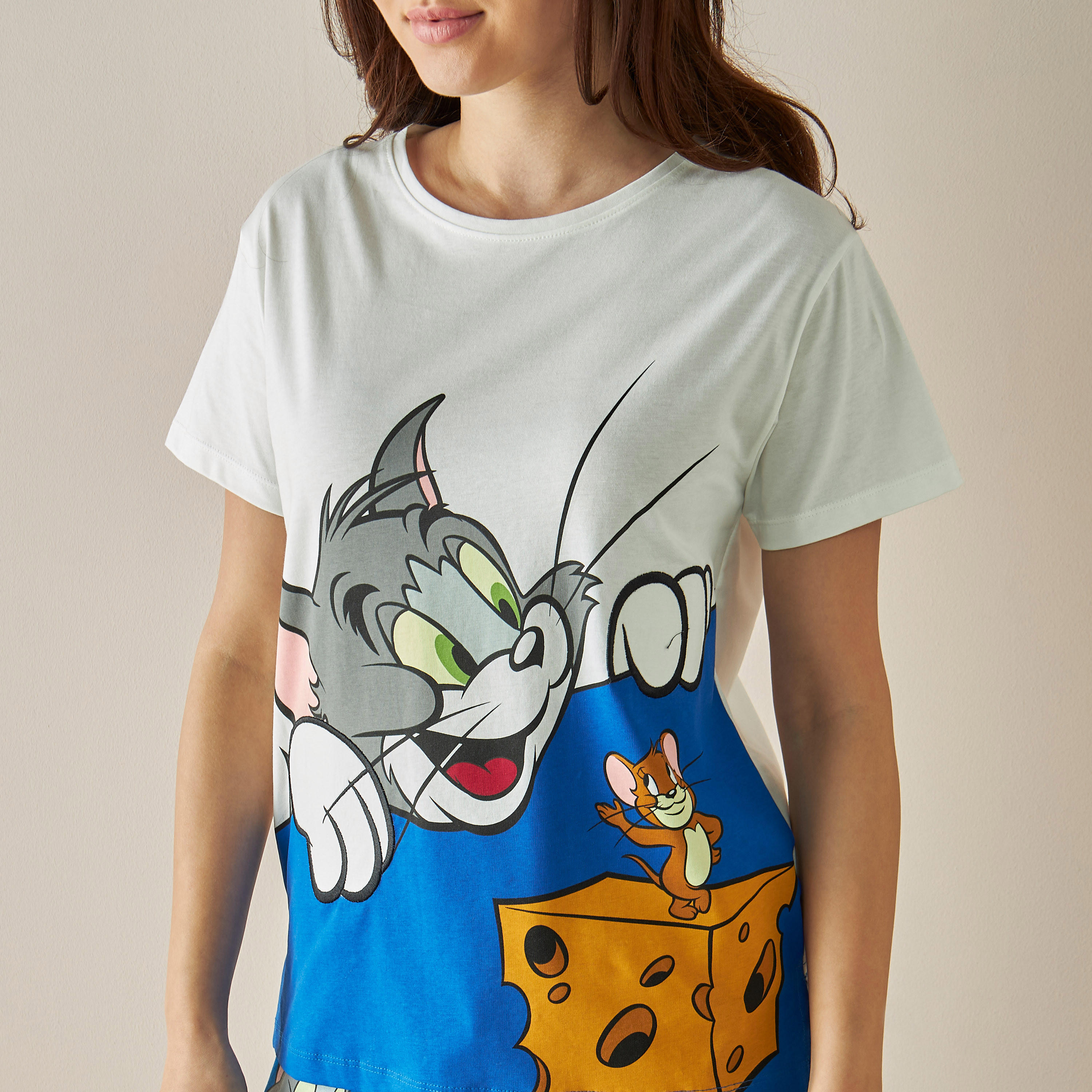 طقم شورت وتيشيرت بطبعات توم أند جيري-women-clothing-nightwear-pyjamas-shortsets-image-1
