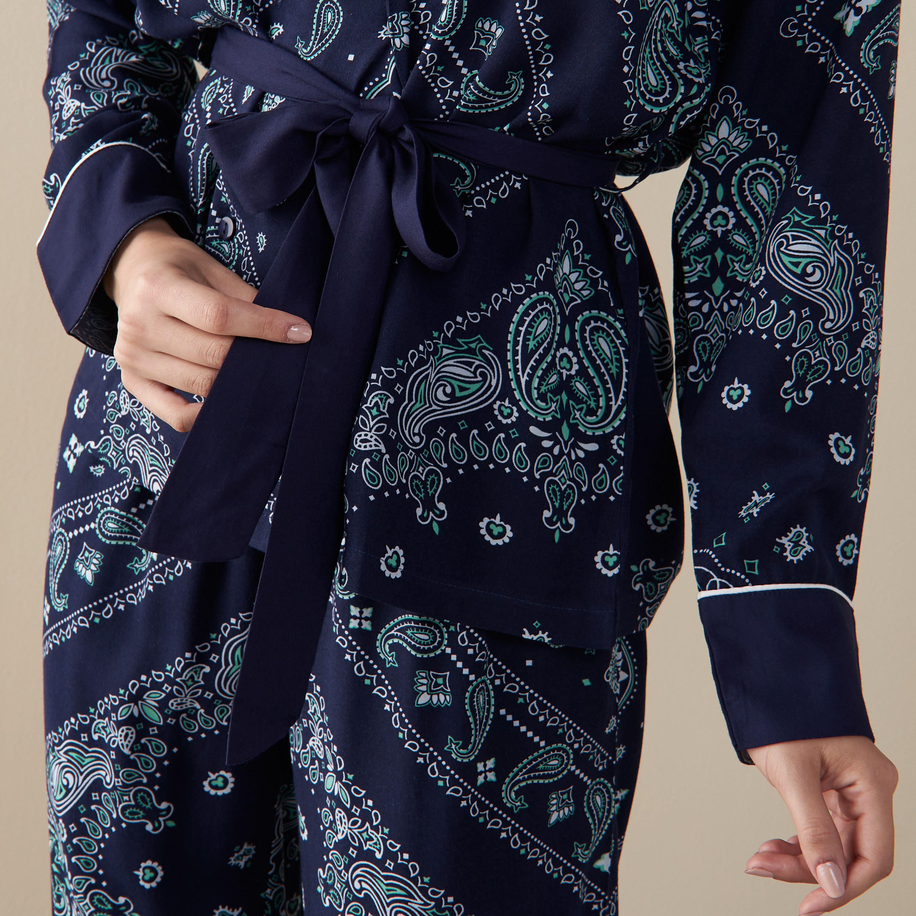 طقم بنطلون بيجاما بخصر مطاطي وقميص بأكمام طويلة وطبعات بيزلي-women-clothing-nightwear-pyjamas-longsets-image-5
