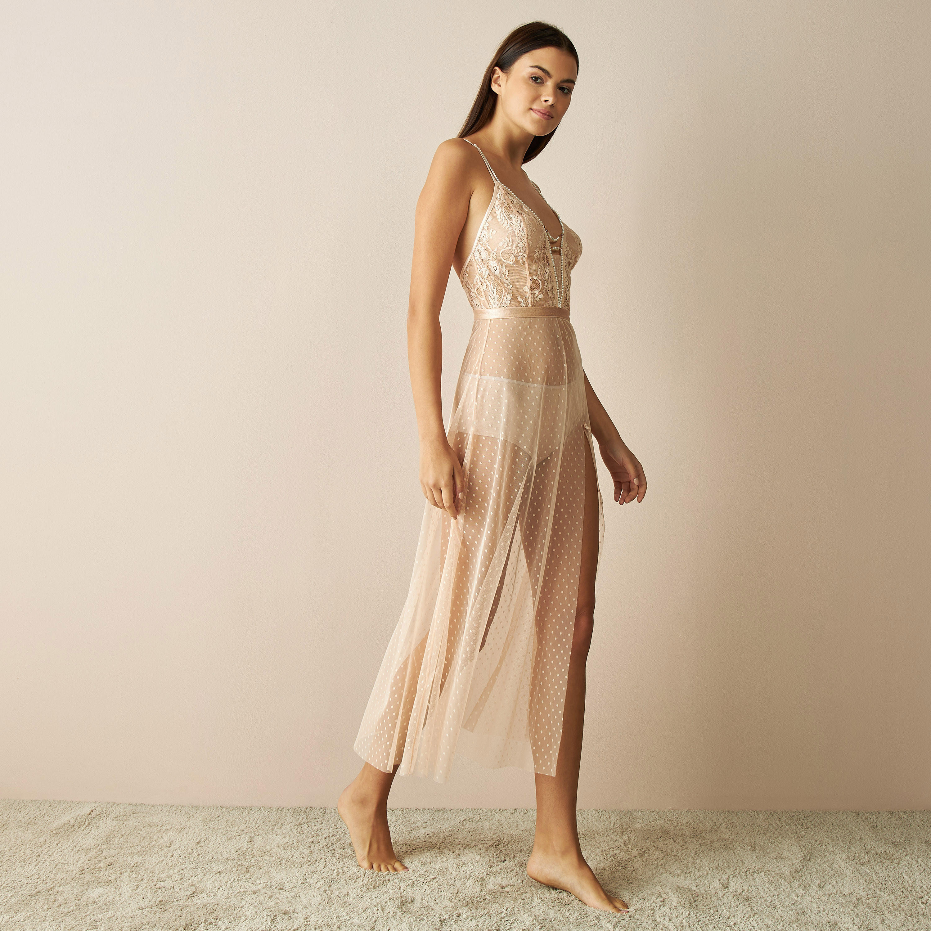 بيبي دول مزين بالدانتيل بياقة واسعة وأشرطة ظهر متقاطعة-women-clothing-lingerie-babydollsandbodysuits-image-3