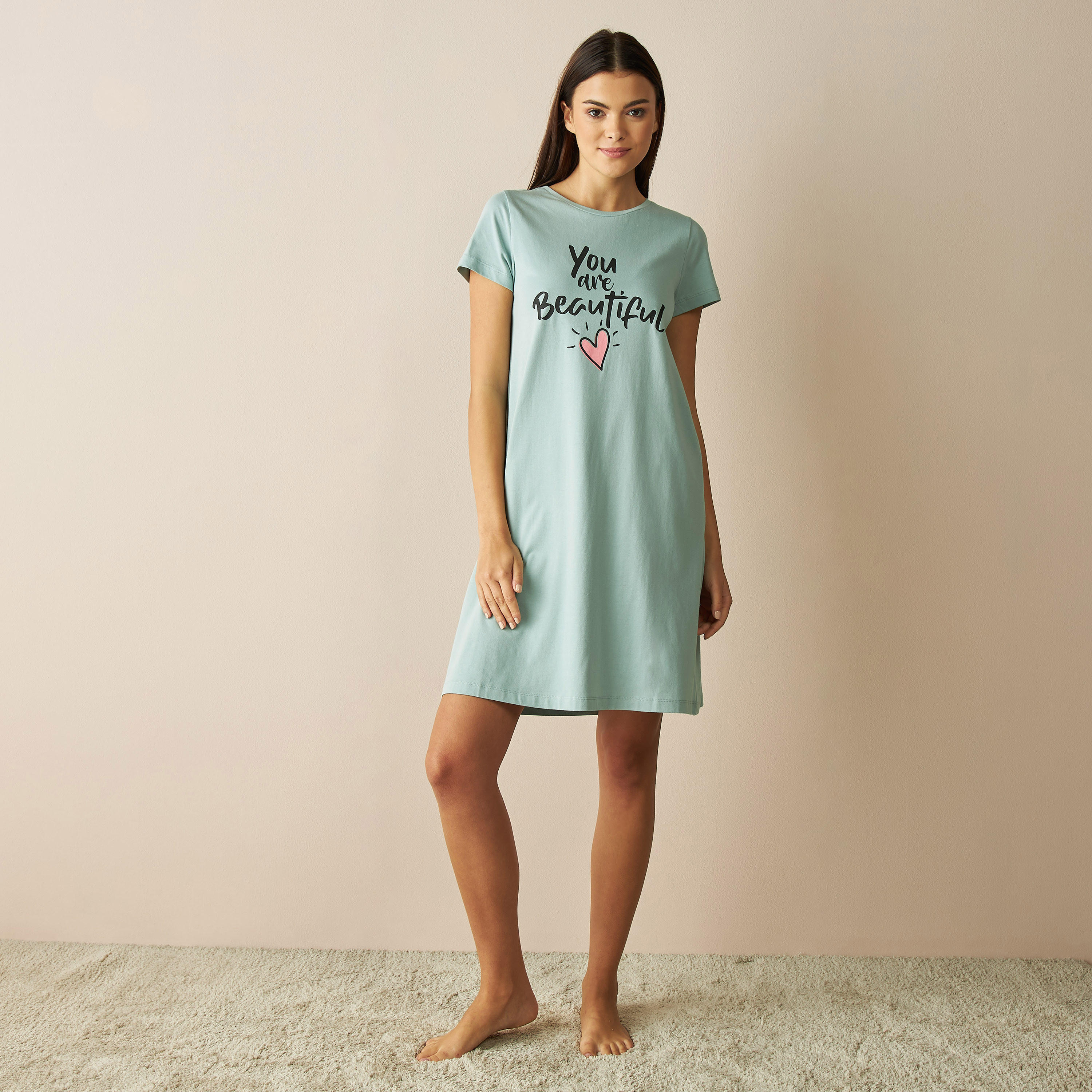 قميص نوم بياقة مستديرة وأكمام قصيرة وطبعات شعار-women-clothing-nightwear-nighties-image-2