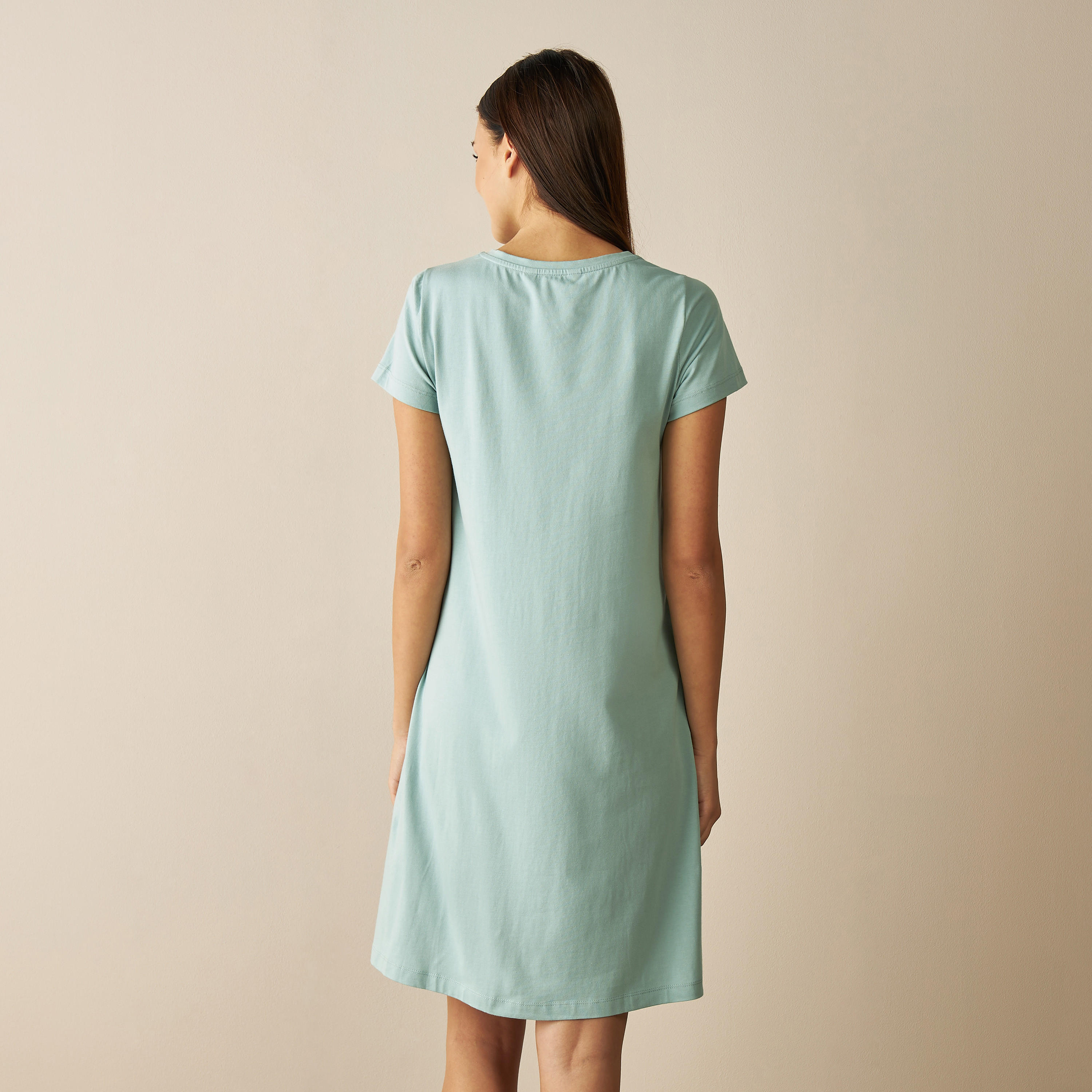 قميص نوم بياقة مستديرة وأكمام قصيرة وطبعات شعار-women-clothing-nightwear-nighties-image-3